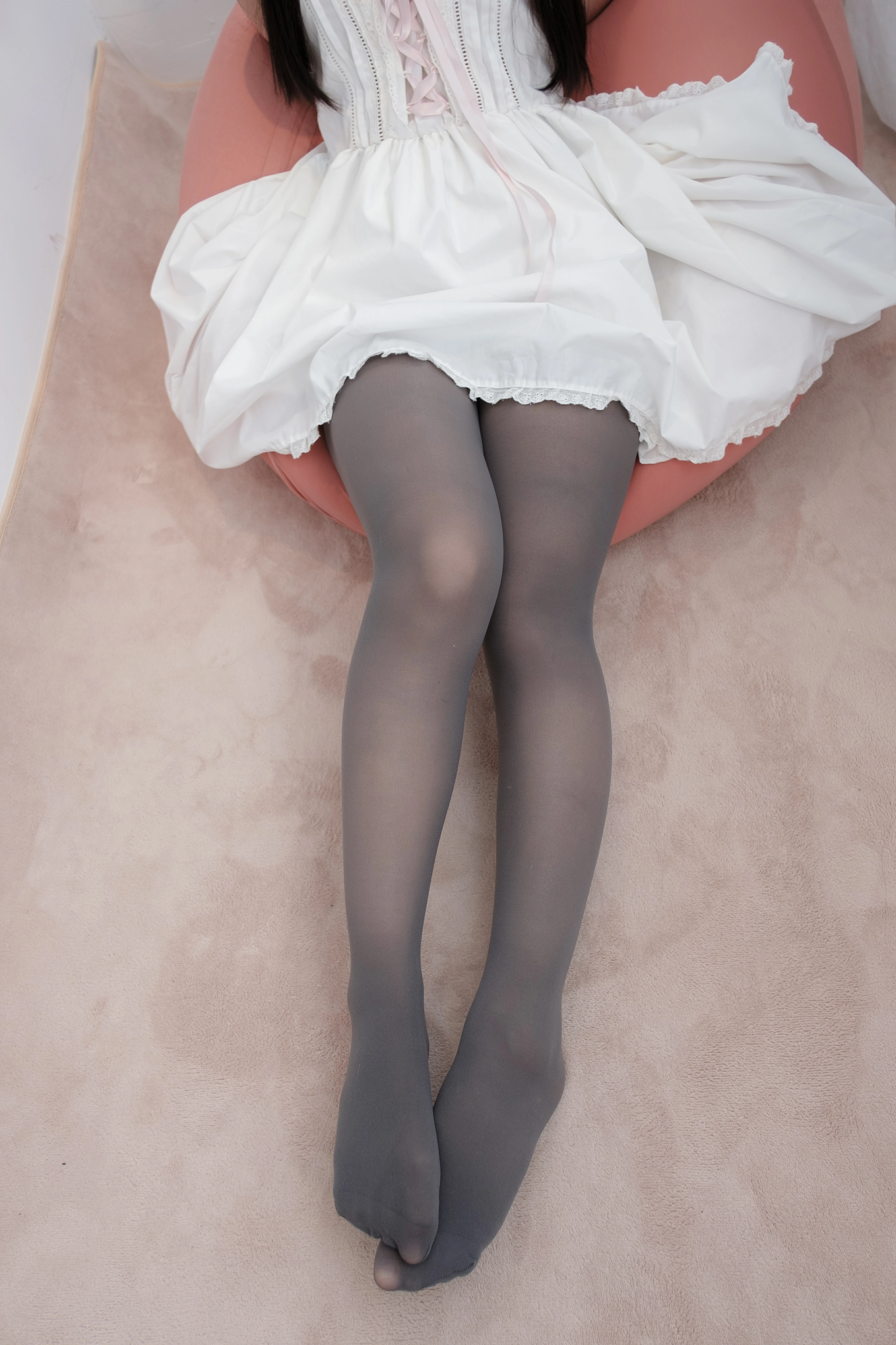 [森萝财团]ALPHA-001 清纯小萝莉 粉色吊带蕾丝连衣裙加黑色丝袜美腿玉足性感私房写真集,