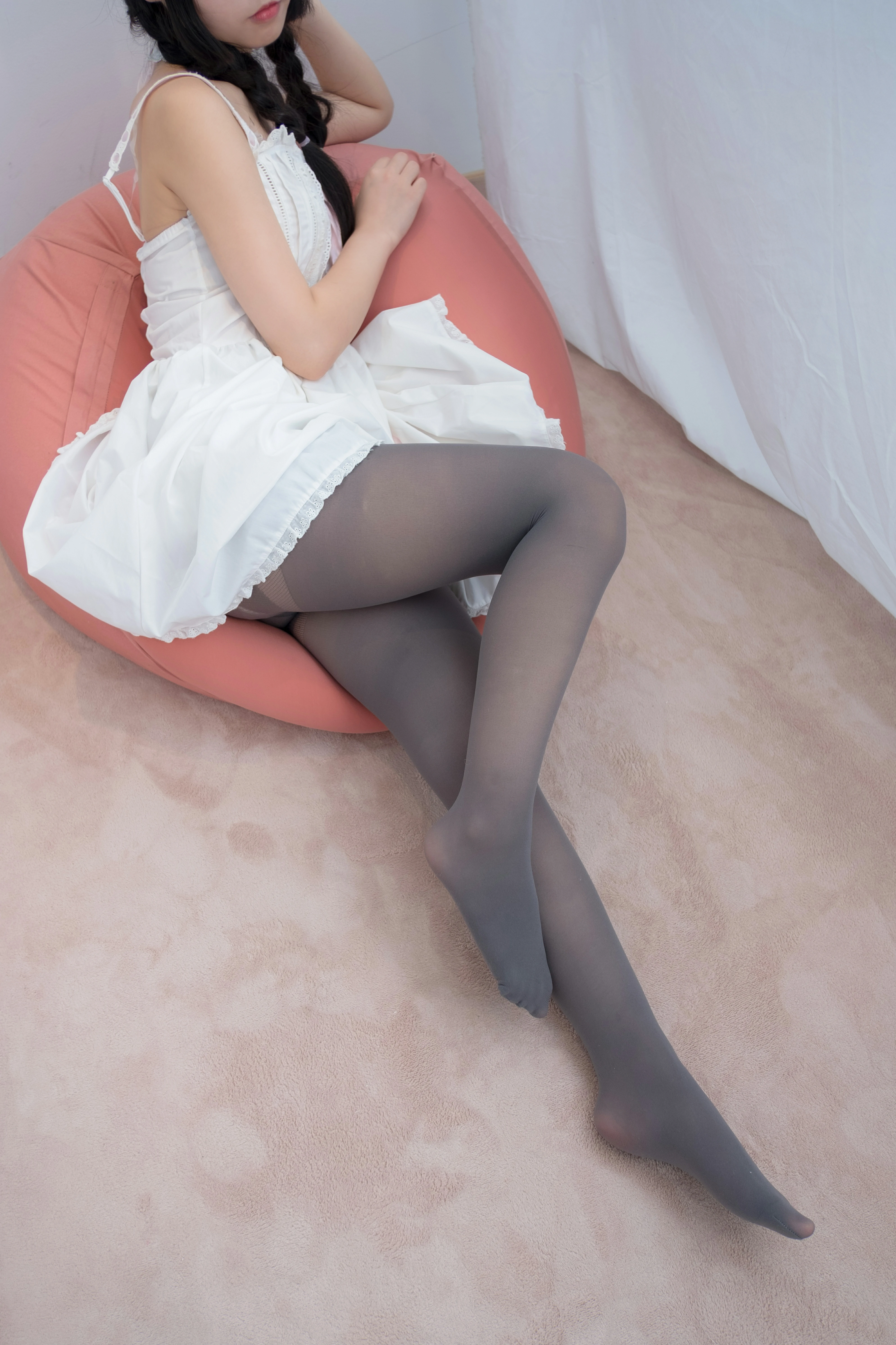 [森萝财团]ALPHA-001 清纯小萝莉 粉色吊带蕾丝连衣裙加黑色丝袜美腿玉足性感私房写真集,