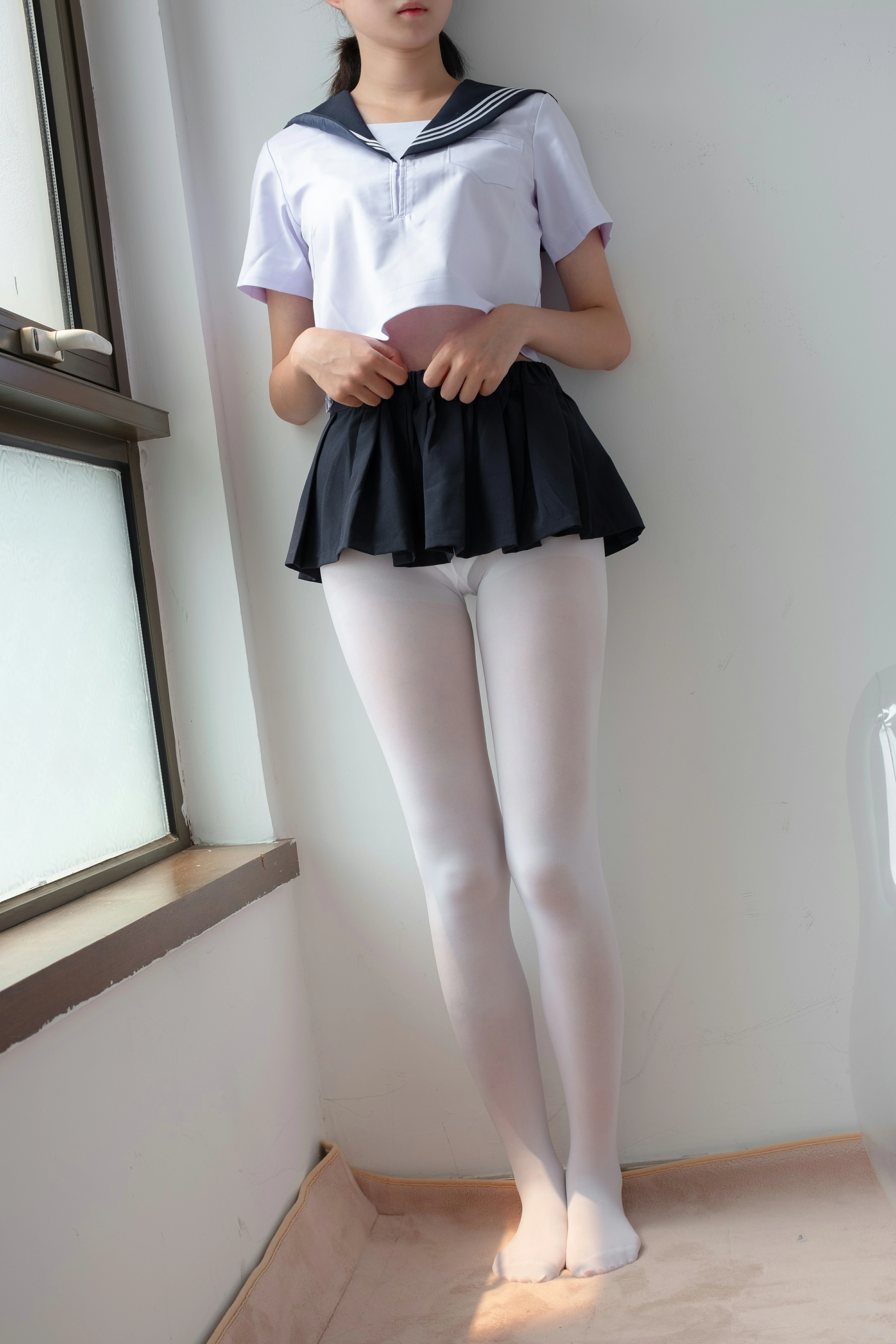 [森萝财团]爱花写真ALPHA-003 清纯小萝莉 日本高中女生制服加白色丝袜美腿玉足性感私房写真集,