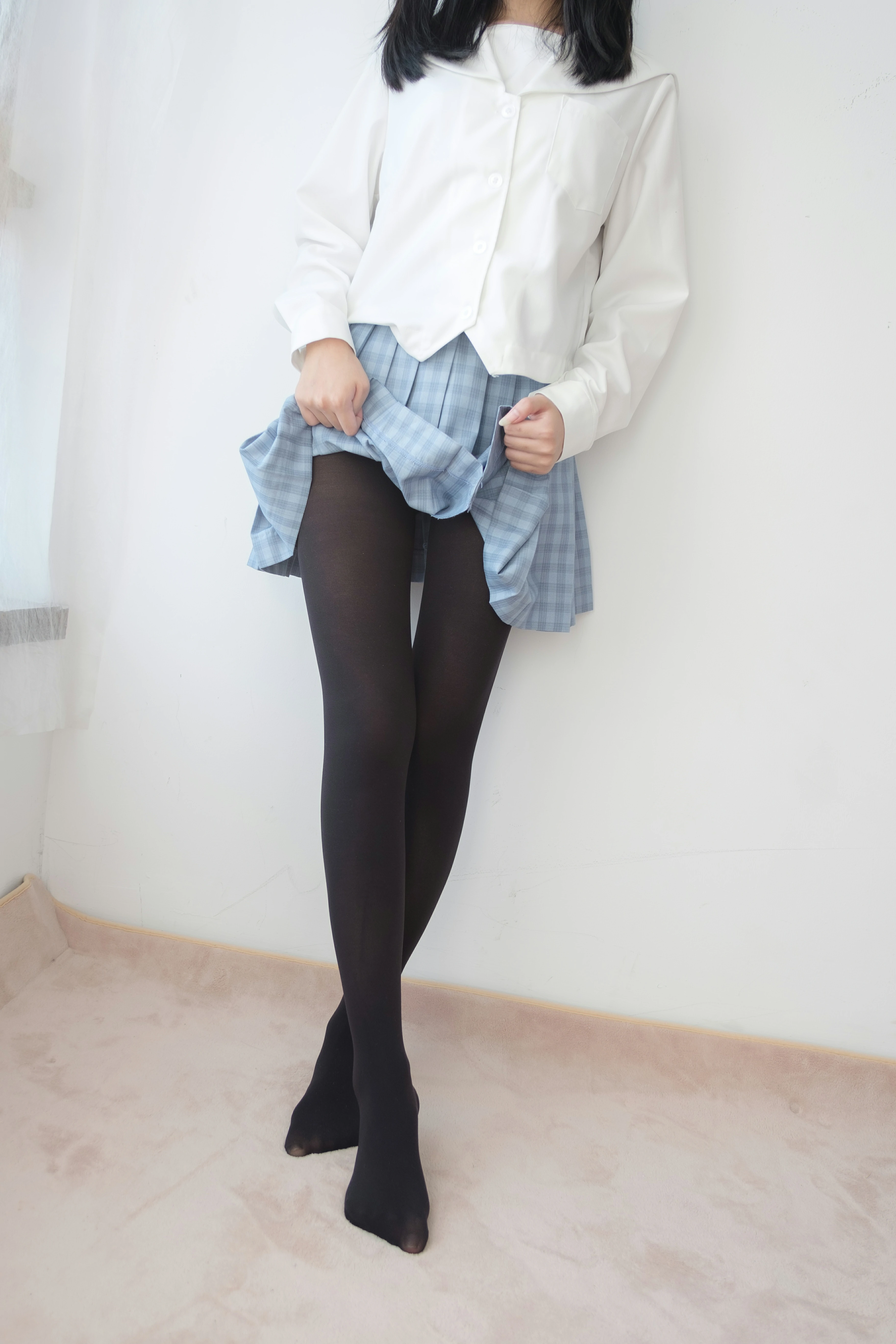 [森萝财团]爱花写真-ALPHA-005 清纯小萝莉 日本高中女生制服加黑色丝袜美腿玉足性感私房写真集,