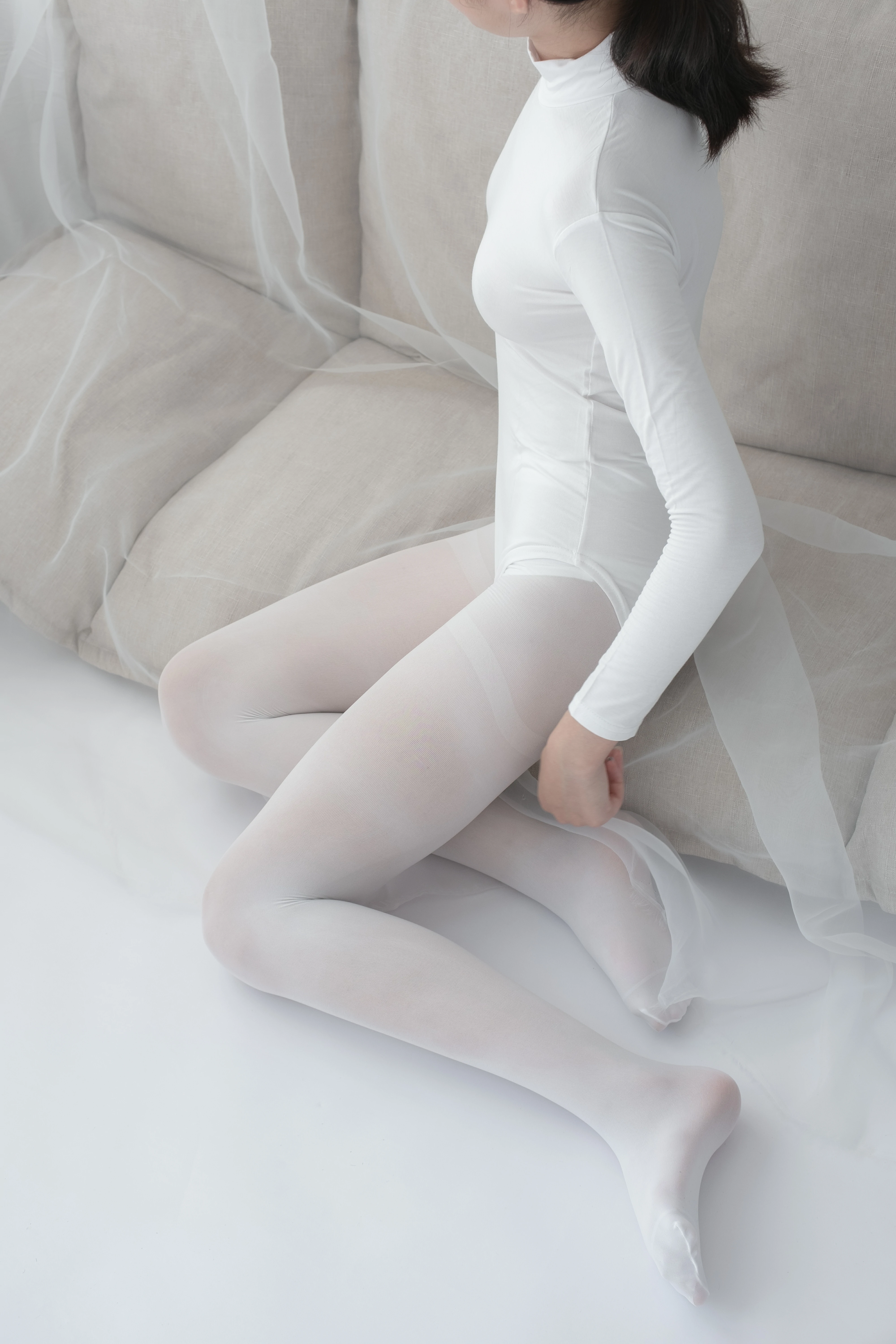 [森萝财团]爱花写真-ALPHA-007 清纯小萝莉 白色紧身连体衣加白色丝袜美腿玉足性感私房写真集,