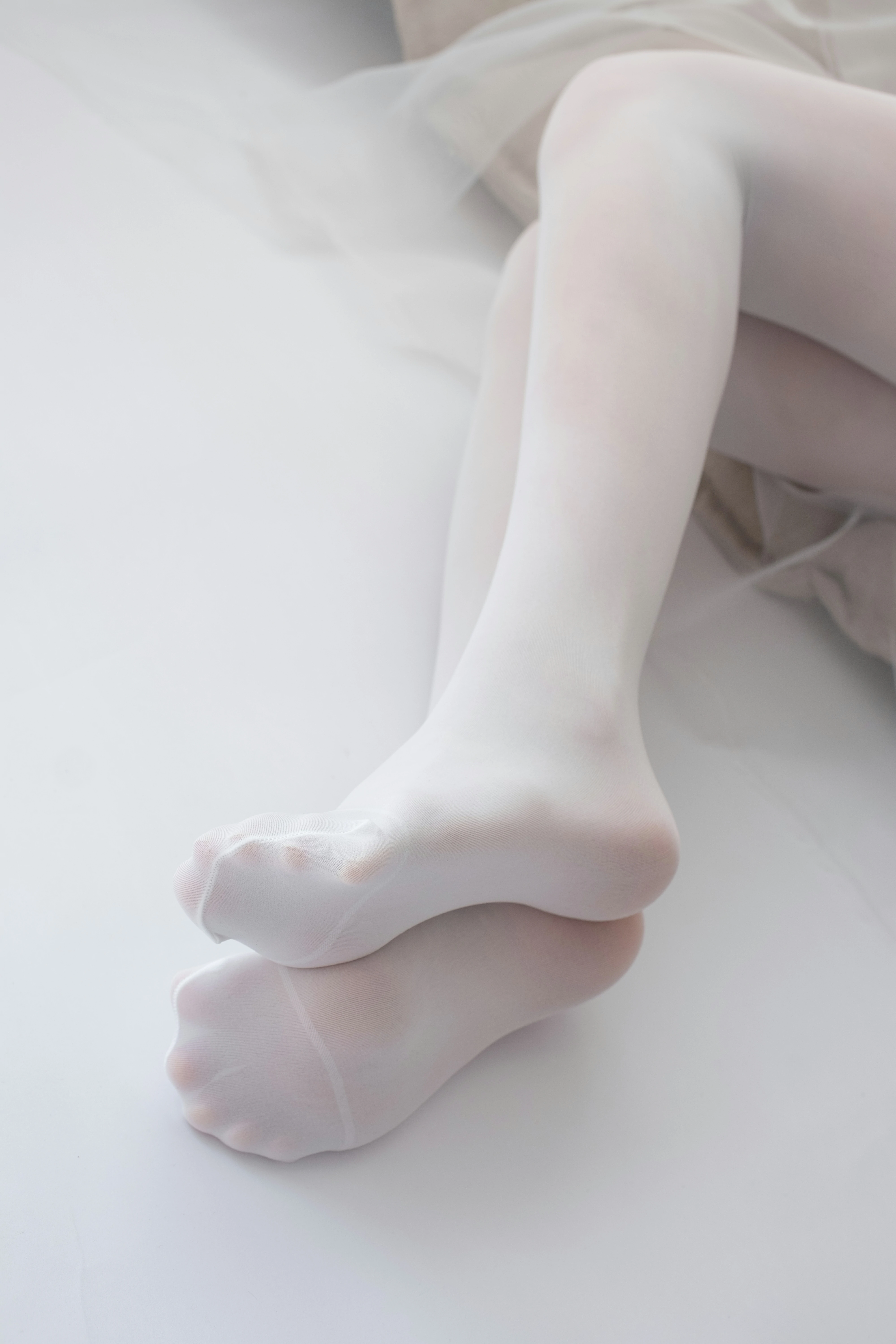 [森萝财团]爱花写真-ALPHA-007 清纯小萝莉 白色紧身连体衣加白色丝袜美腿玉足性感私房写真集,
