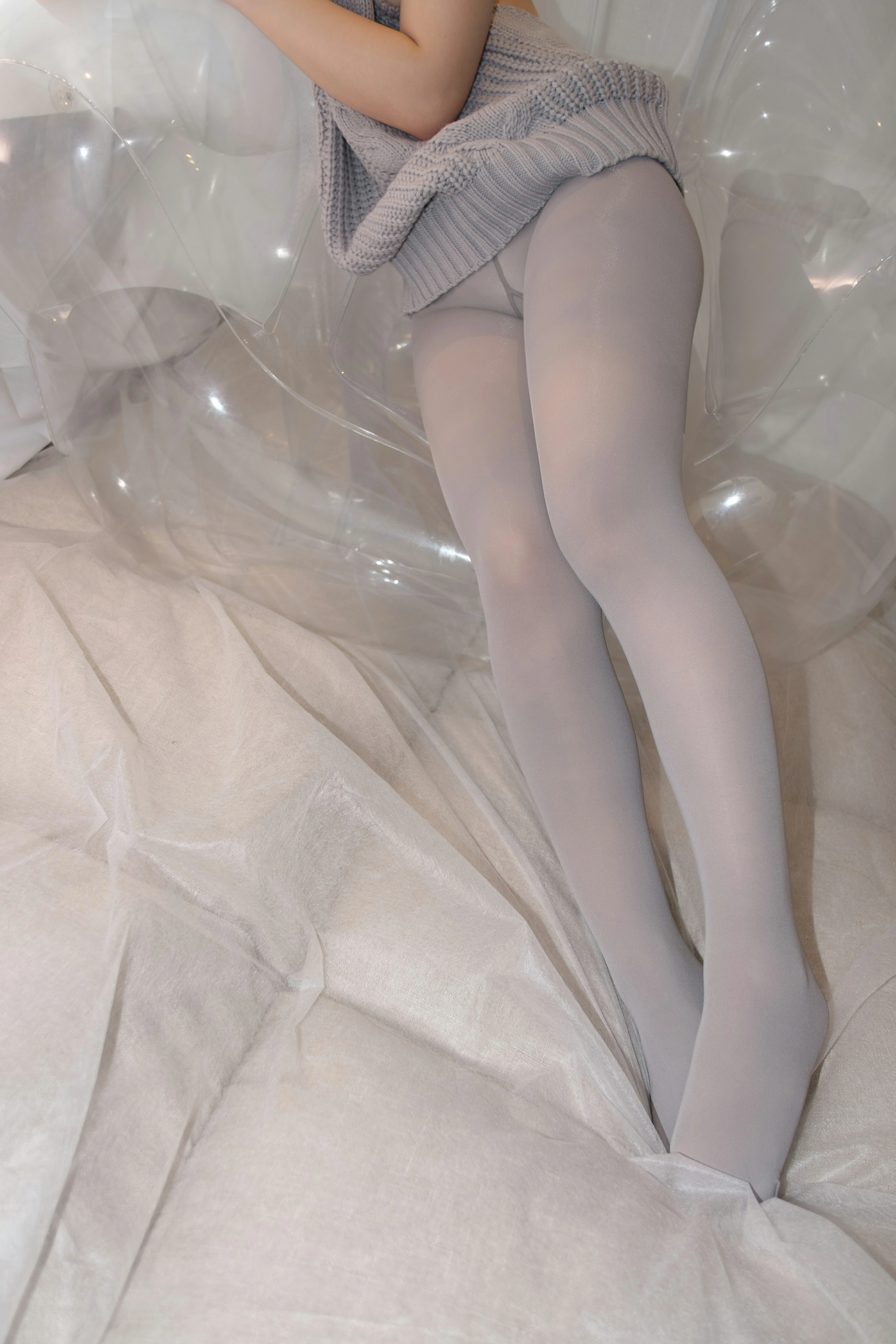 [森萝财团]爱花写真-ALPHA-009 清纯小萝莉 灰色裸背毛衣加灰色丝袜美腿玉足性感私房写真集,