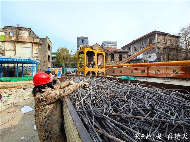 武汉一84岁老建筑“搬迁” ，2500吨房屋整体平移10米