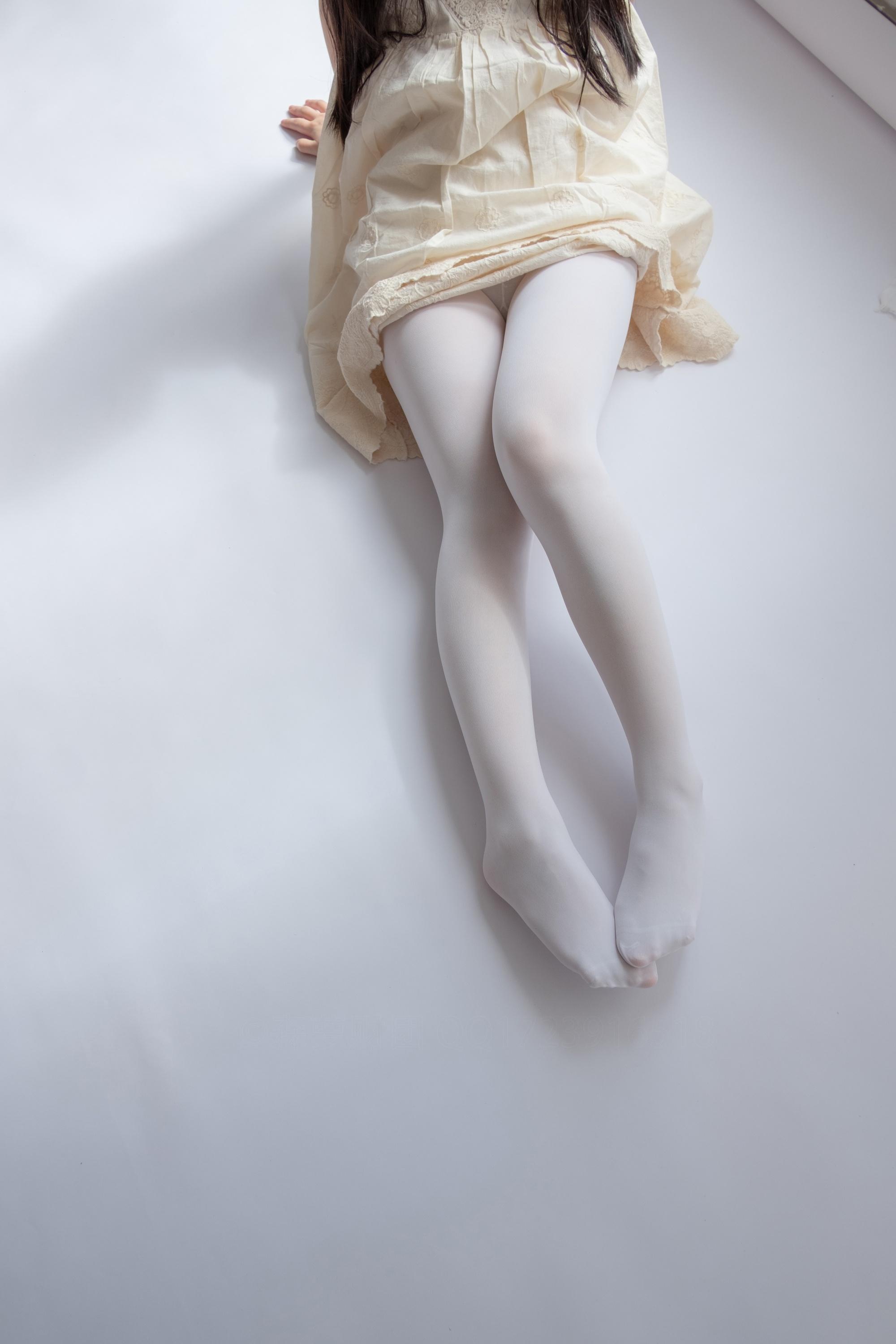 [森萝财团]爱花写真-ALPHA-013 清纯小萝莉 米色吊带连衣裙加白色丝袜美腿性感私房写真集,