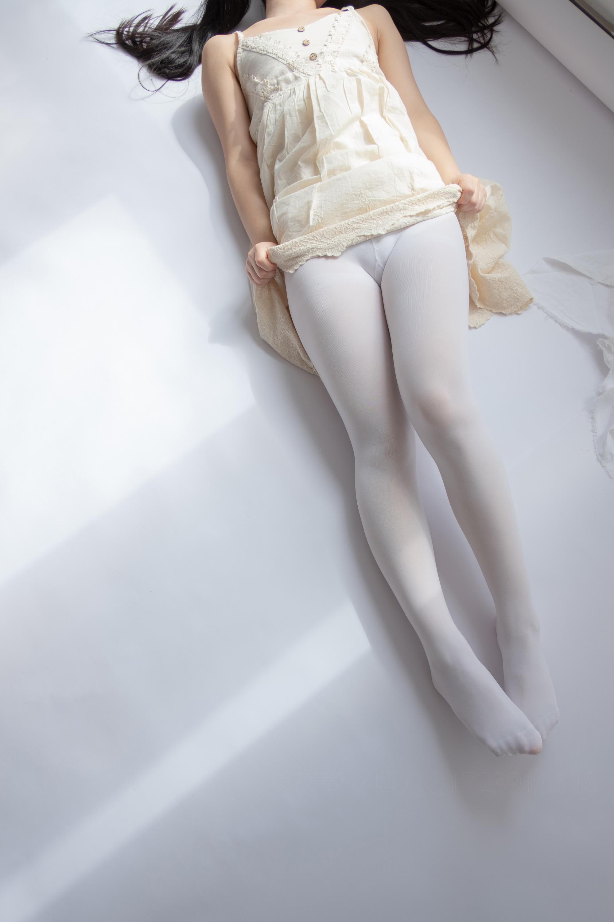 [森萝财团]爱花写真-ALPHA-013 清纯小萝莉 米色吊带连衣裙加白色丝袜美腿性感私房写真集,
