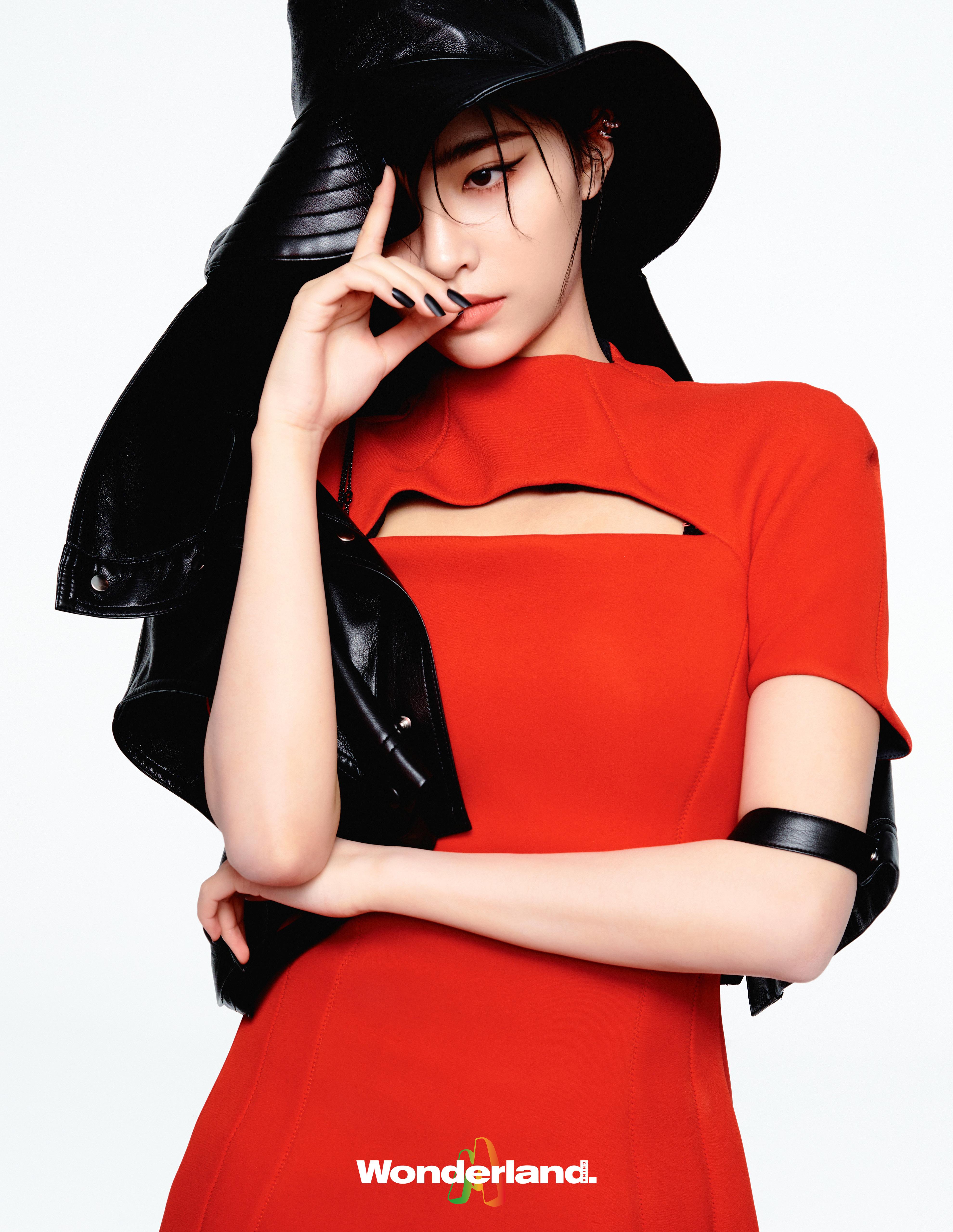 许佳琪最新杂志封面曝光 红色连身裙搭配黑色皮帽湿发撩人,