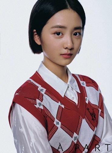 黄磊14岁女儿独自出镜拍大片 风格复古俏皮镜头表现力不俗