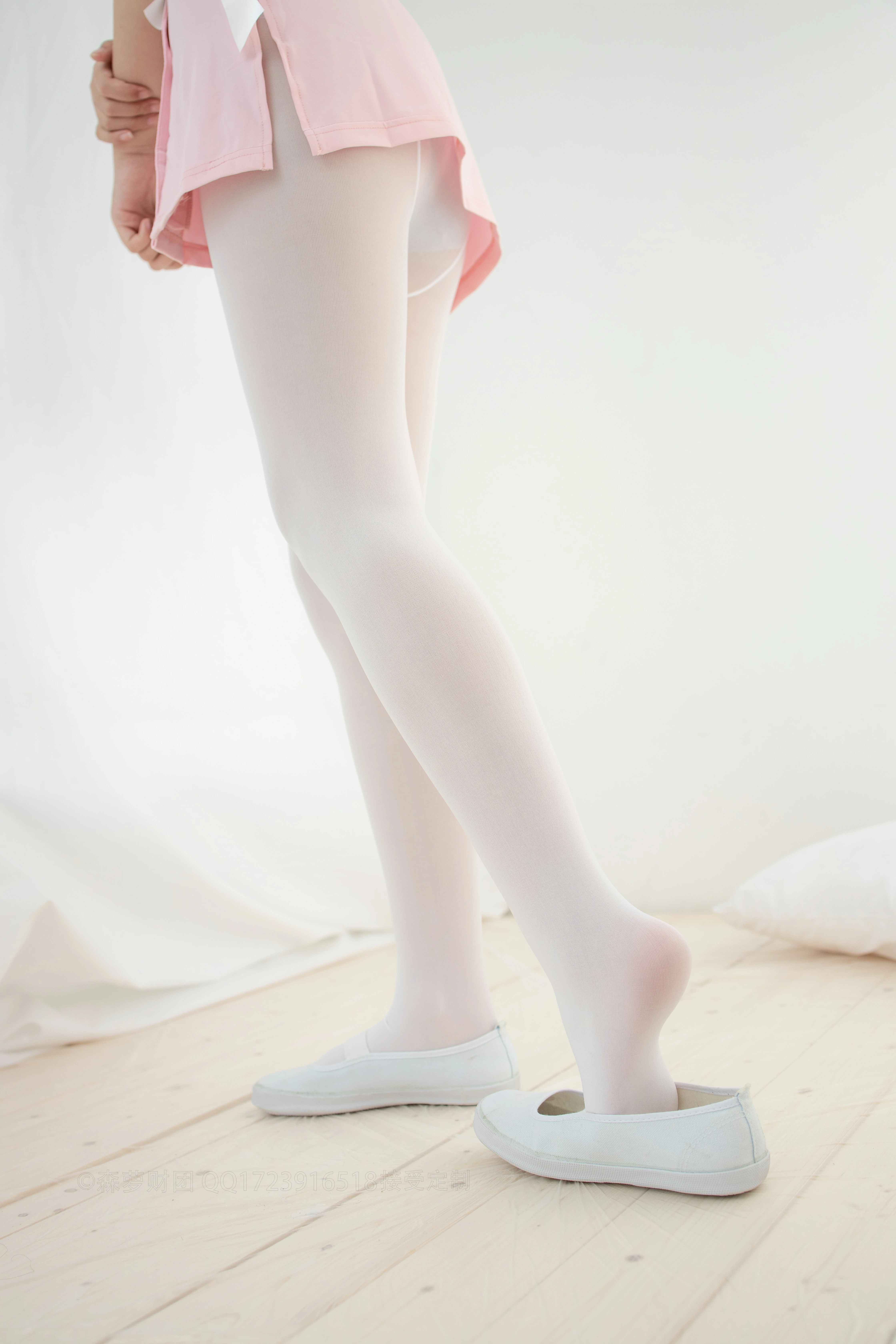 [森萝财团]爱花写真-ALPHA-020 清纯小萝莉 粉色性感女护士制服加白色丝袜美腿玉足私房写真集,