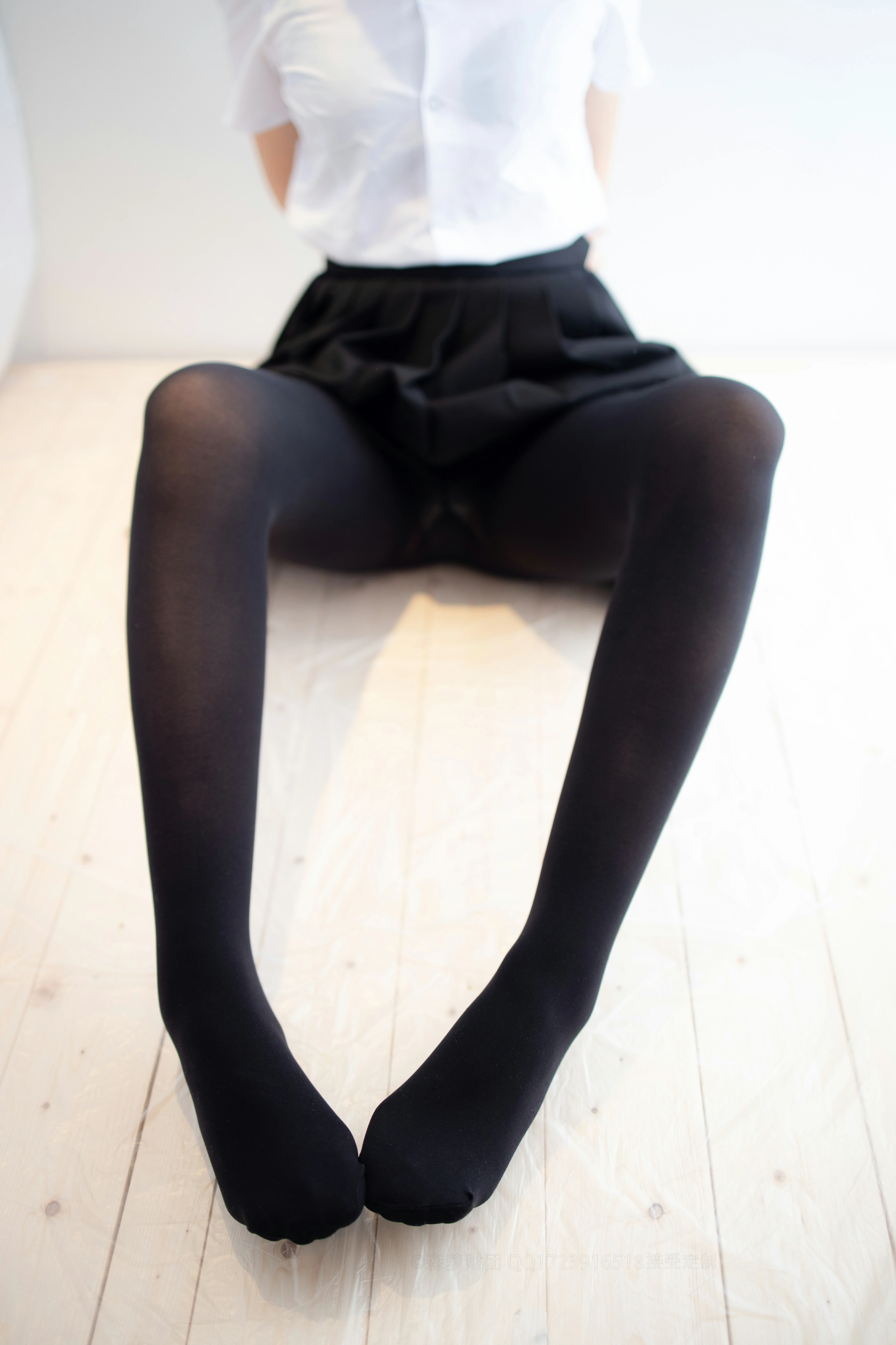 [森萝财团]爱花写真-ALPHA-021 性感小萝莉 黑色短裙与黑丝美腿加白色蕾丝内裤私房写真集,