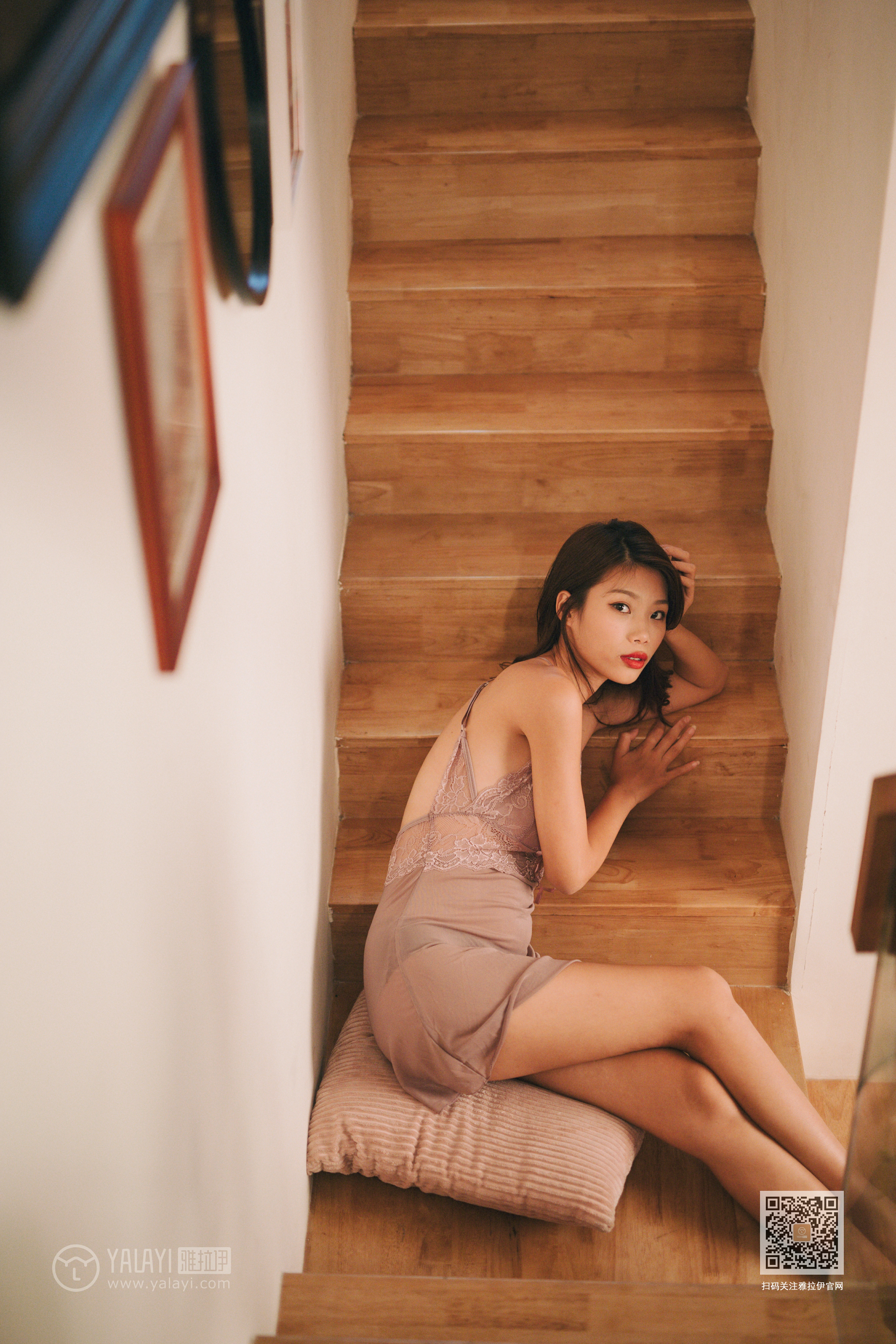 [YALAYI雅拉伊]Vol.509 楼梯间的偶遇 静初 粉色吊带蕾丝睡衣裙性感私房写真集,