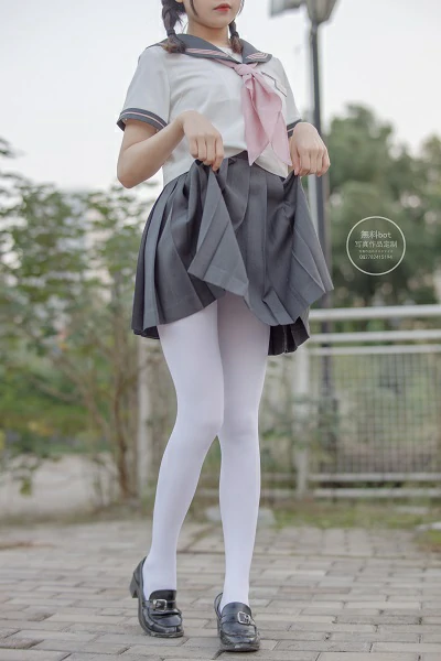 [森萝财团]有料 NO.006 户外白丝JK制服 依依 粉色外套与格子短裙加白色丝袜美腿