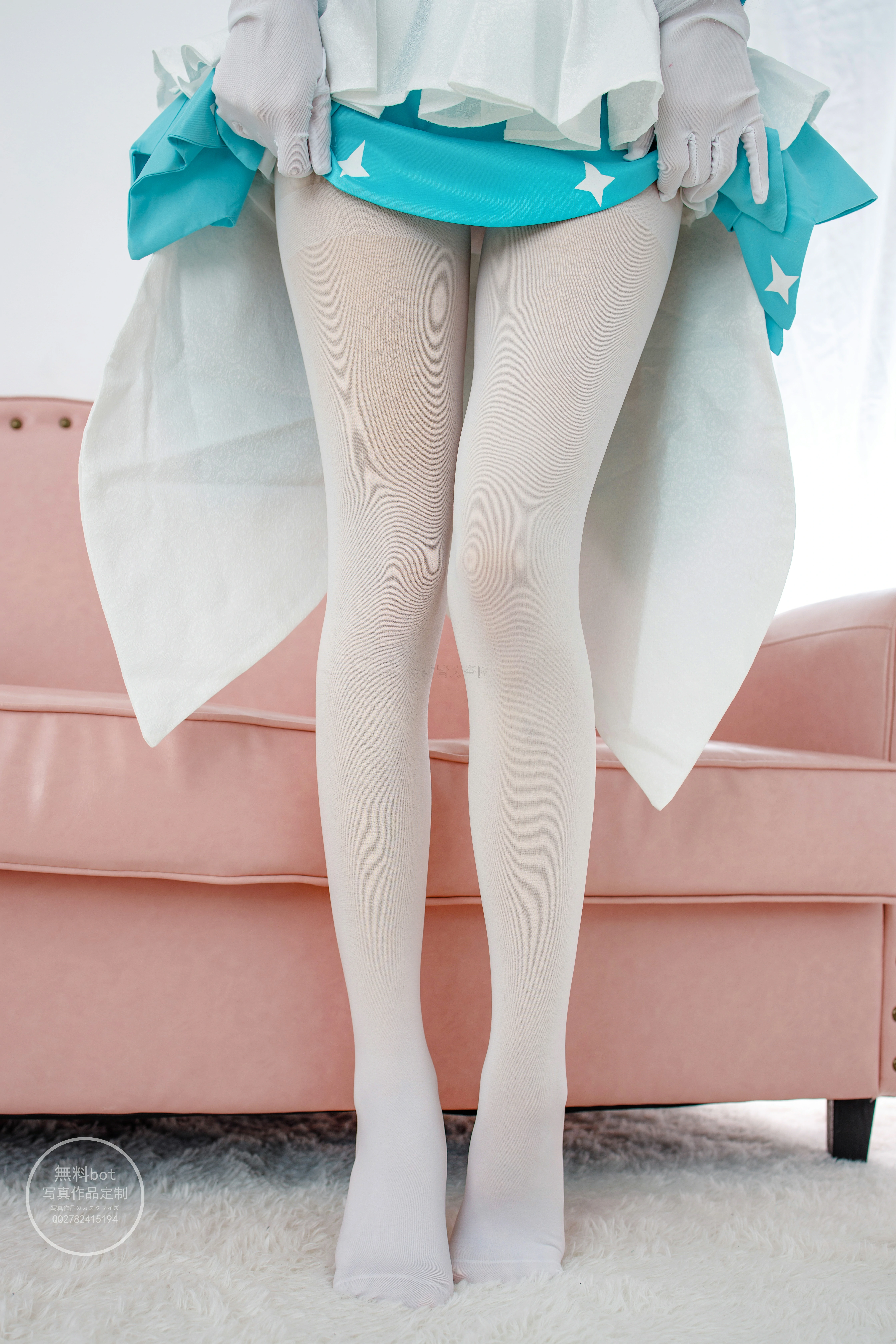 [森萝财团]有料 NO.010 清纯小萝莉 小奶糕Milky cosplay情趣制服裙加白色丝袜美腿玉足性感私房写真集,