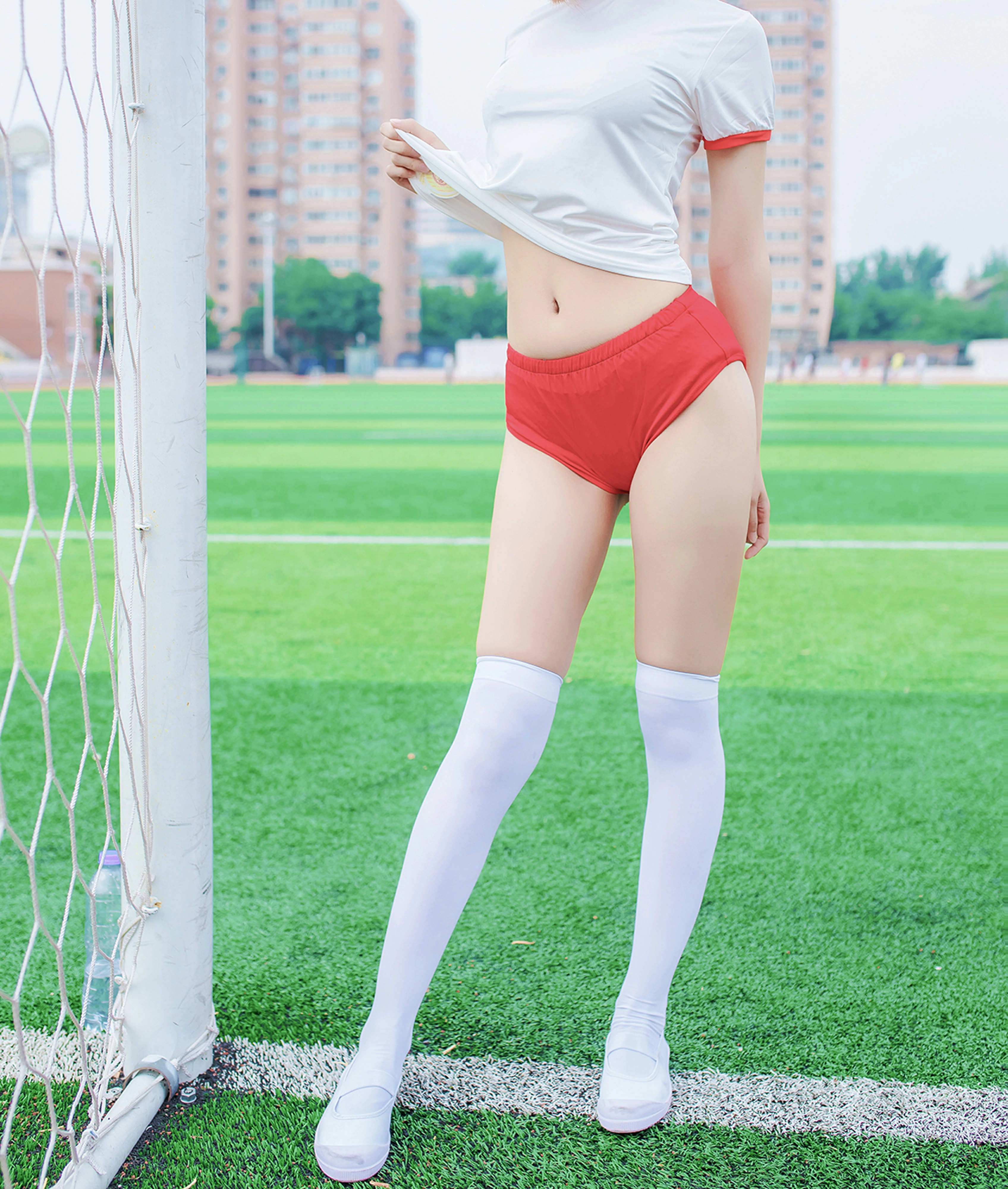 [风之领域]NO.142 体育场上的少女 白色短袖与红色安全短裤加白色丝袜美腿性感私房写真集,