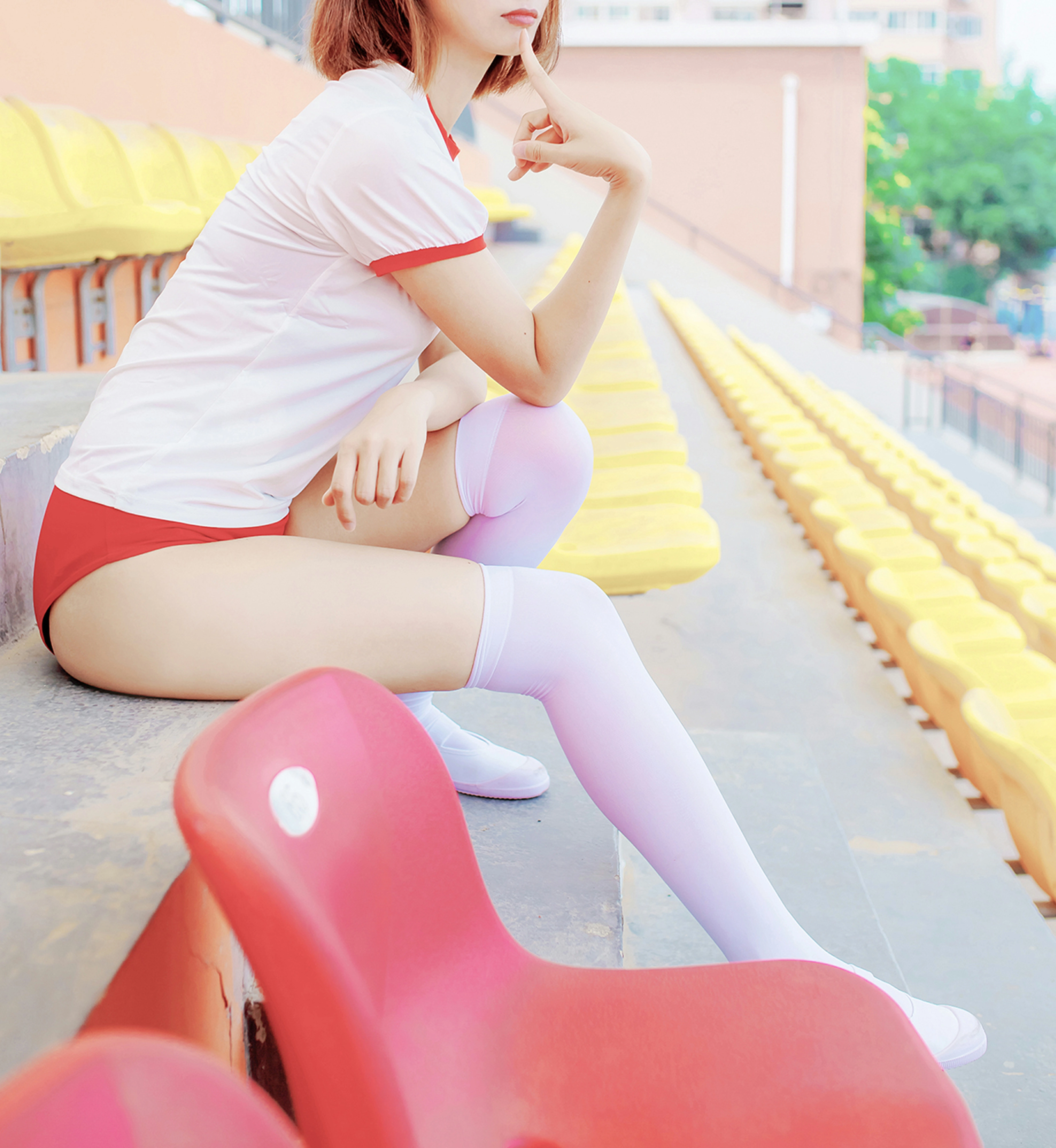 [风之领域]NO.142 体育场上的少女 白色短袖与红色安全短裤加白色丝袜美腿性感私房写真集,