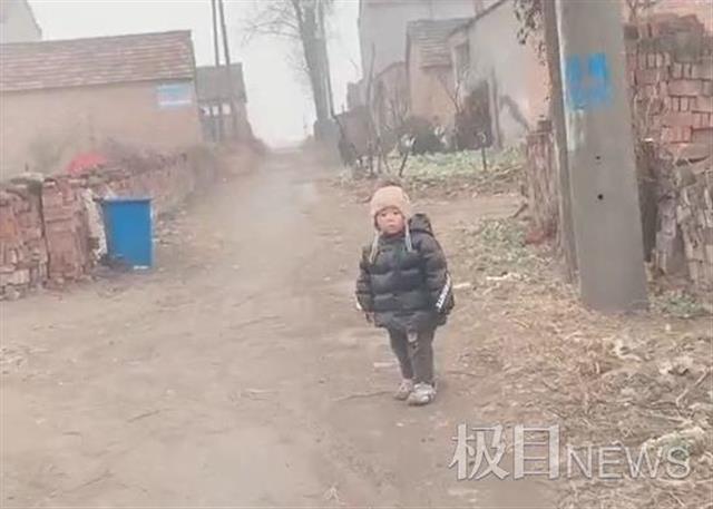 2岁男童站在村口痴盼父母归乡，网友：眼睛好酸