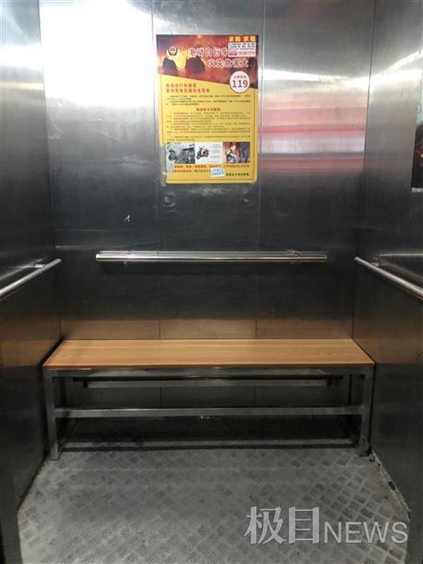 电梯轿厢为啥加装长凳？物业：防止电动车入户