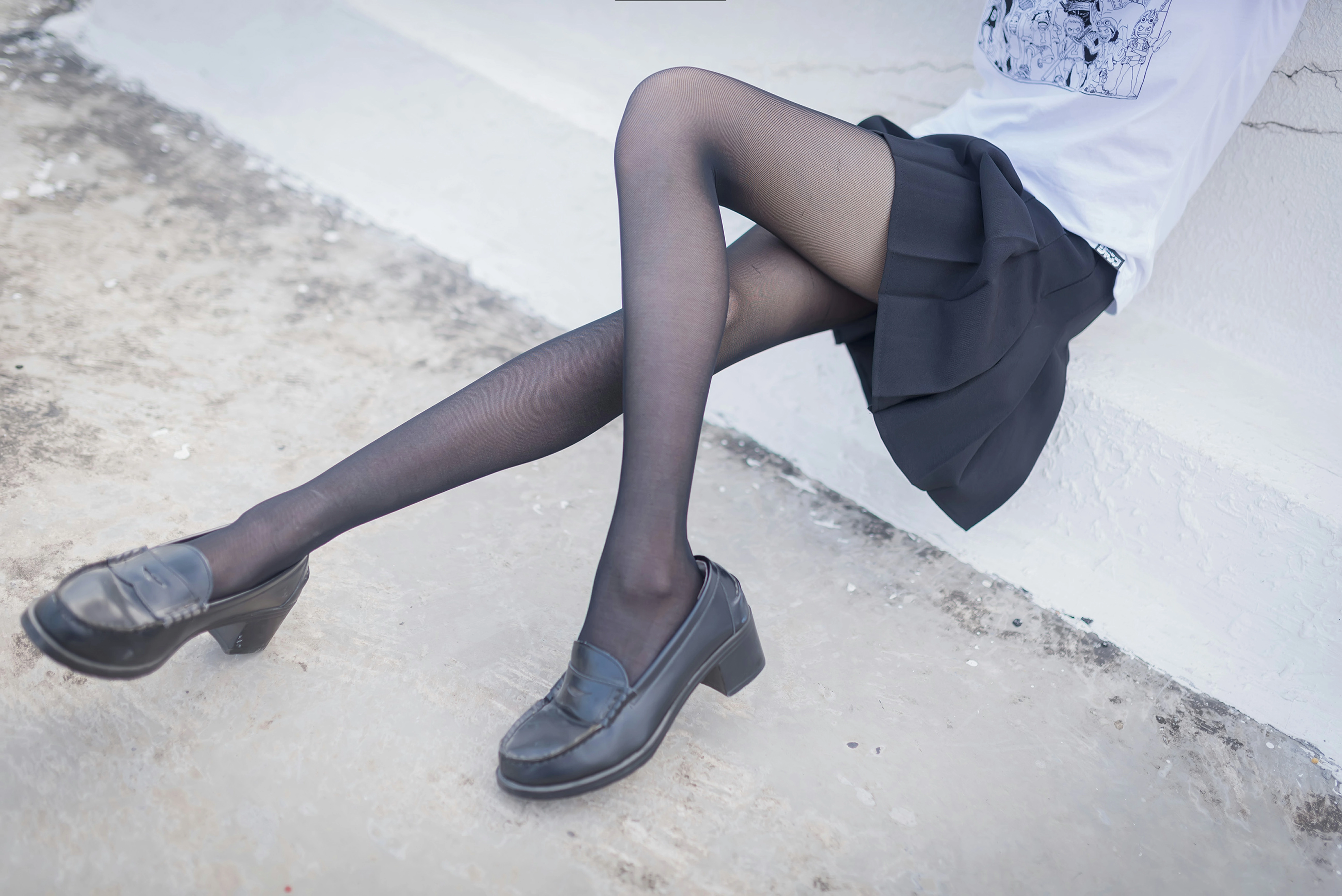[风之领域]NO.167 天台的性感小萝莉 白色短袖与黑色短裙加黑丝美腿私房写真集,