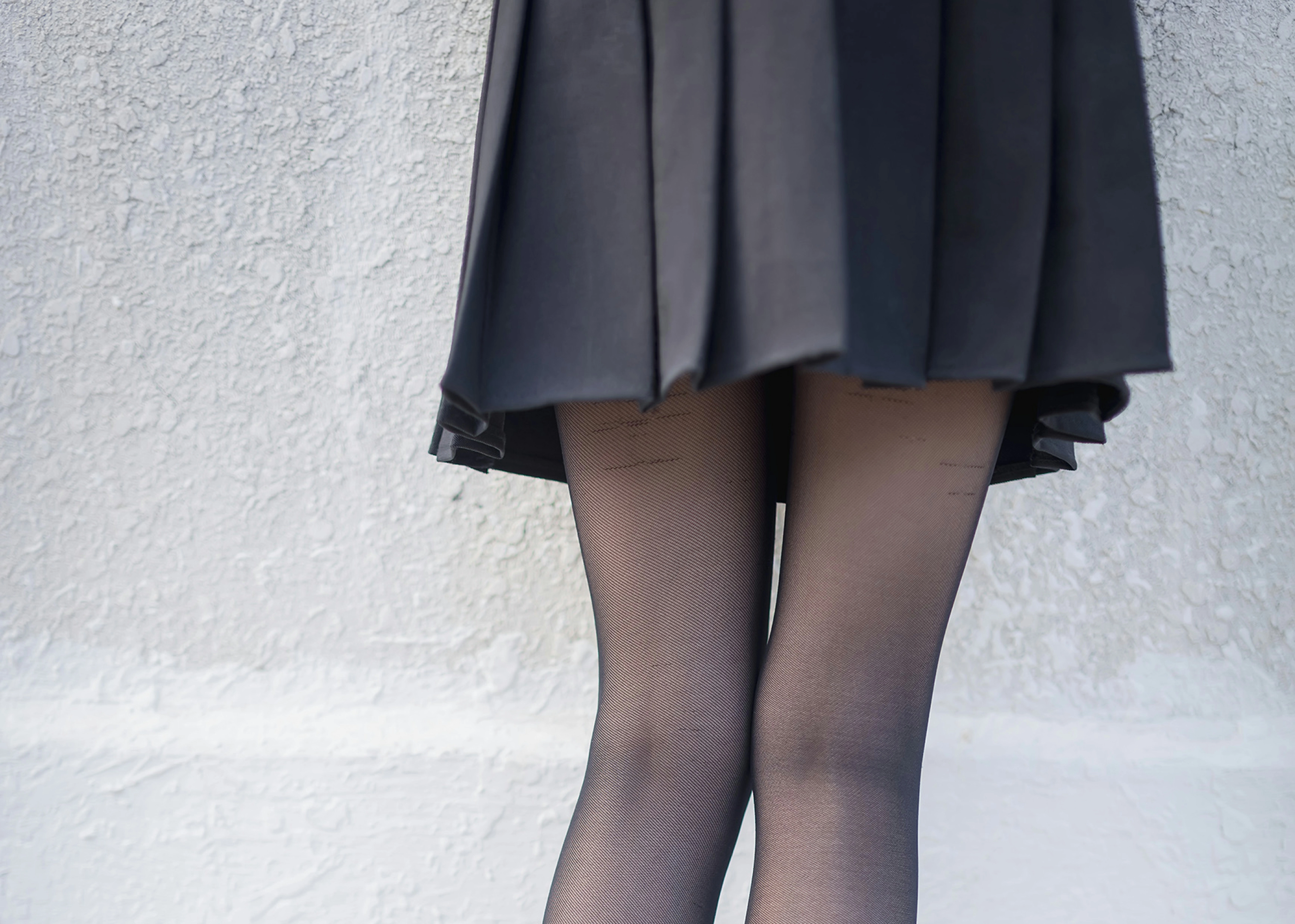 [风之领域]NO.167 天台的性感小萝莉 白色短袖与黑色短裙加黑丝美腿私房写真集,