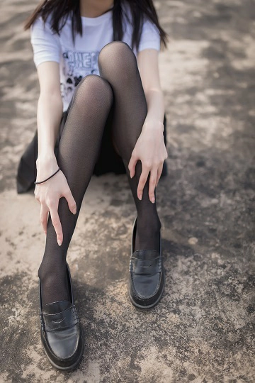 [风之领域]NO.167 天台的性感小萝莉 白色短袖与黑色短裙加黑丝美腿私房写真集