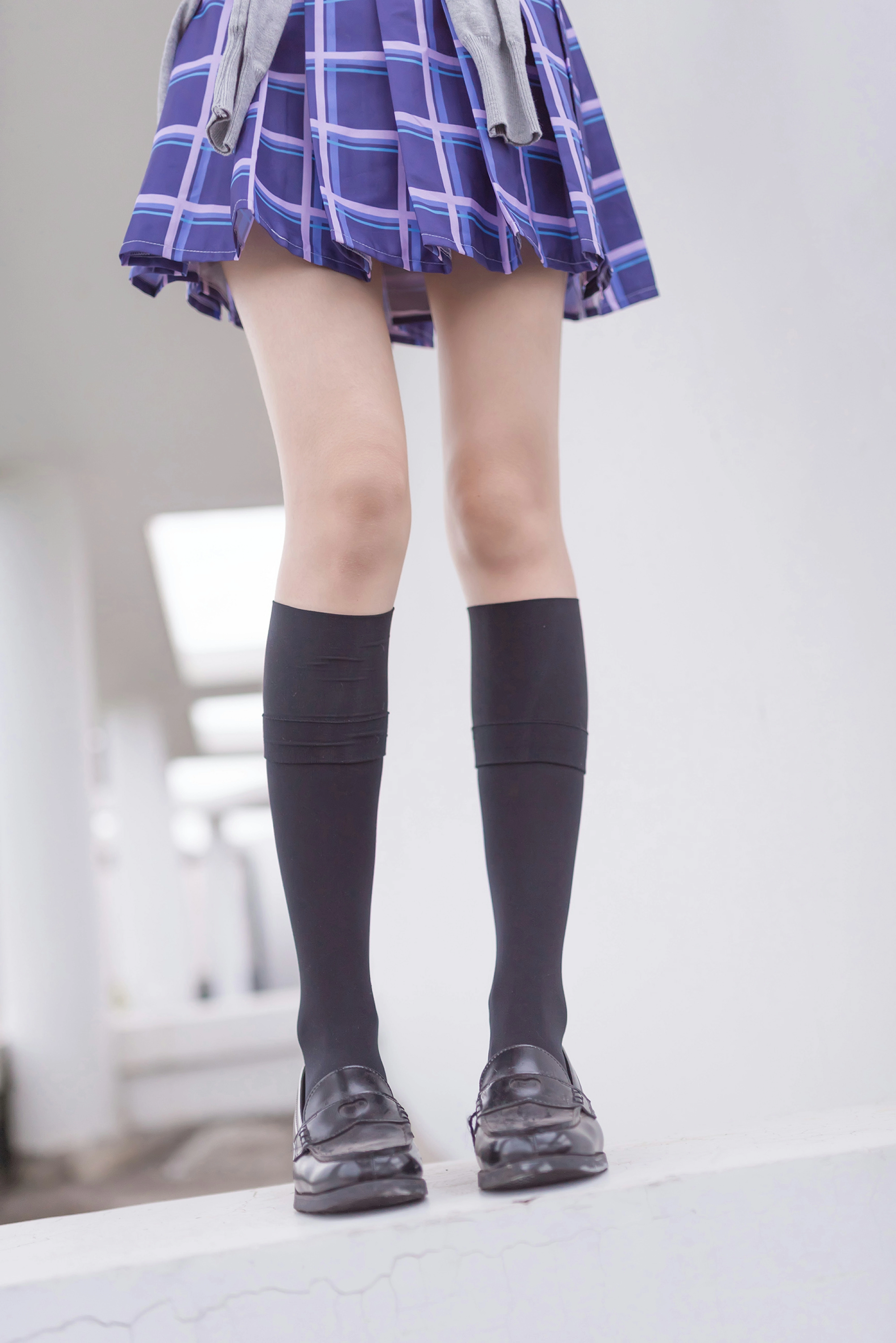 [风之领域]NO.168 清纯小萝莉 紫色格子短裙加黑丝美腿性感私房写真集,