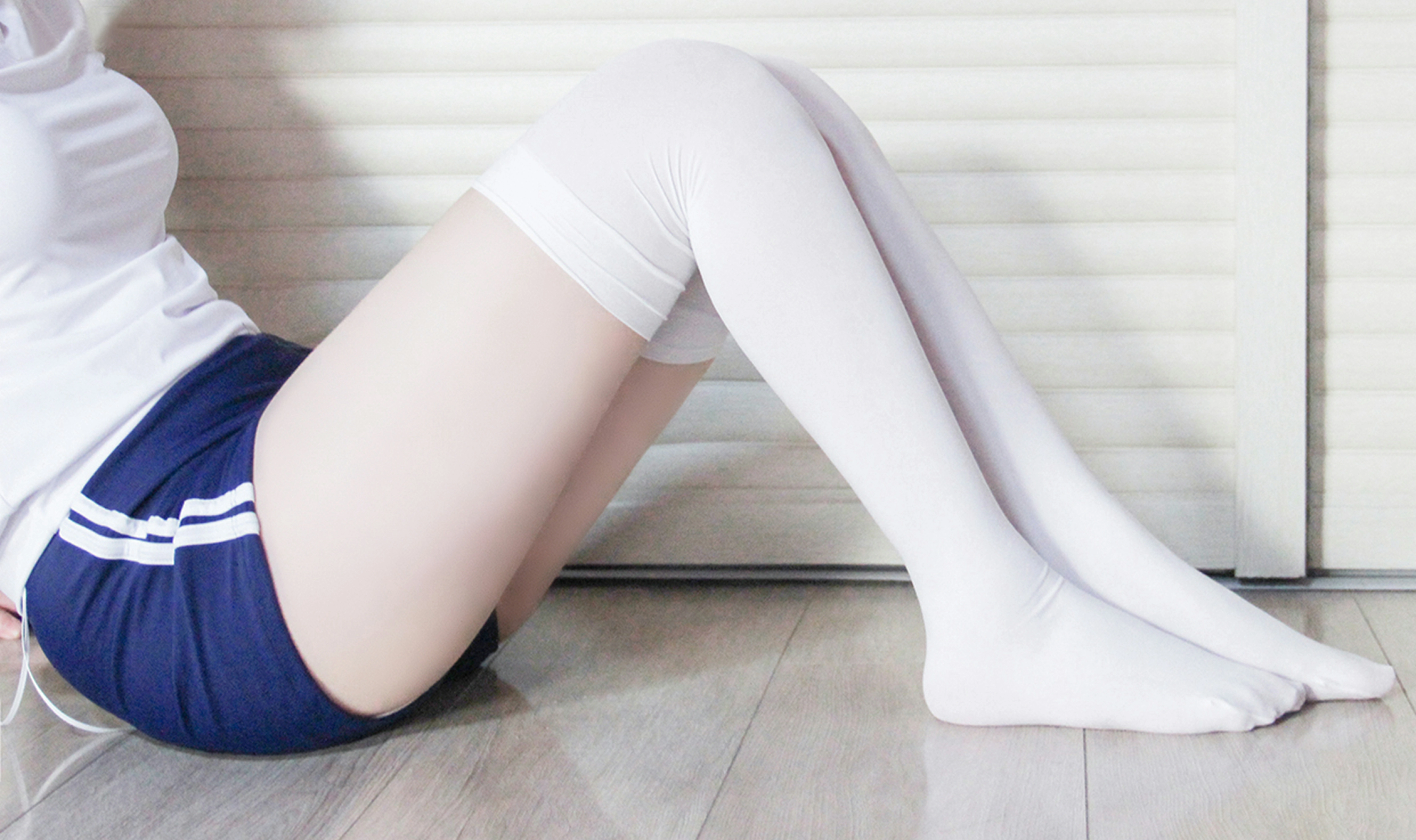 [风之领域]NO.169 清纯小萝莉 蓝色运动短裤加白色丝袜美腿性感私房写真集,