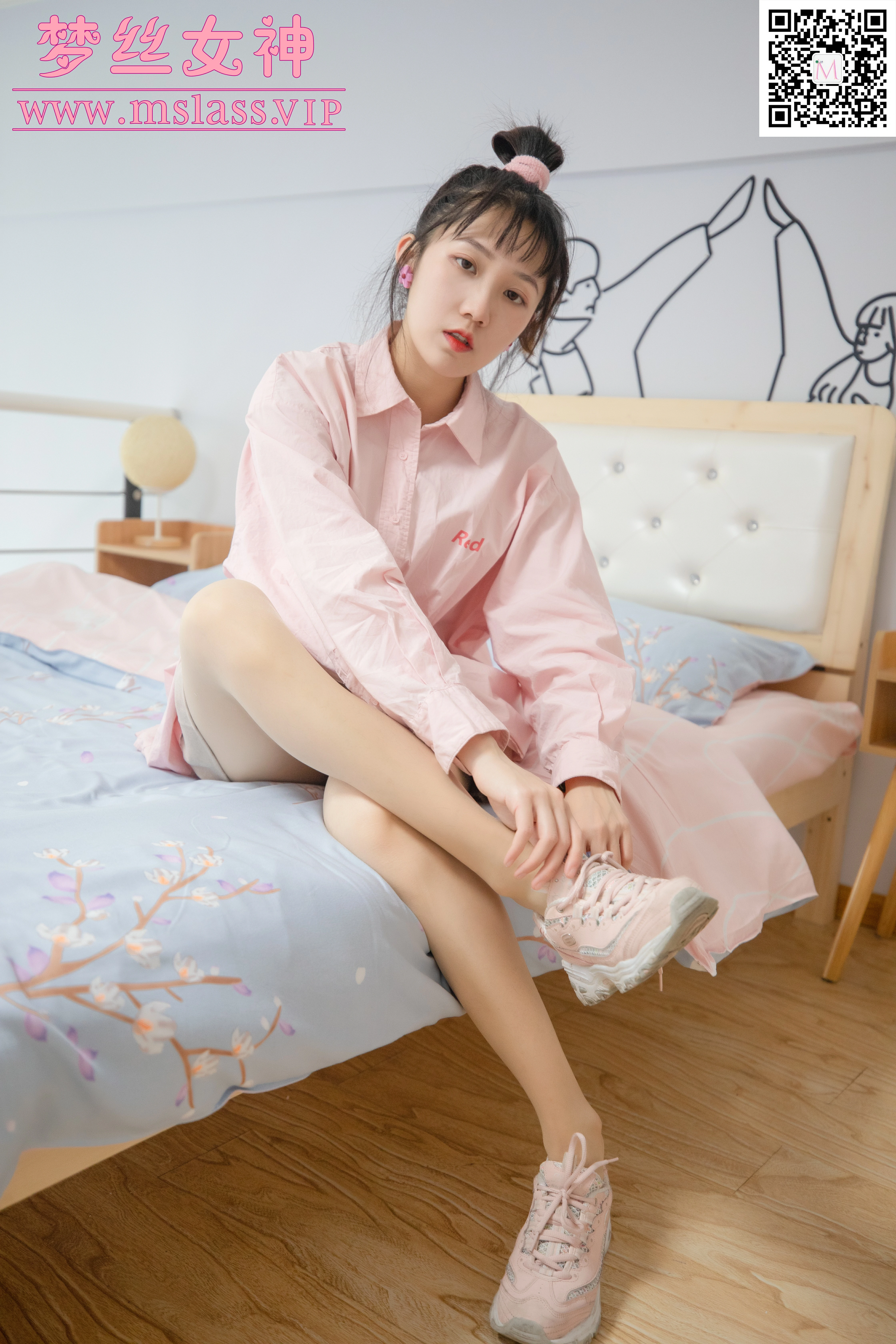 [MSLASS梦丝女神]2020.10.22 粉粉的 莹仙女 粉色衬衫与米色短裙加肉丝美腿性感私房写真集,