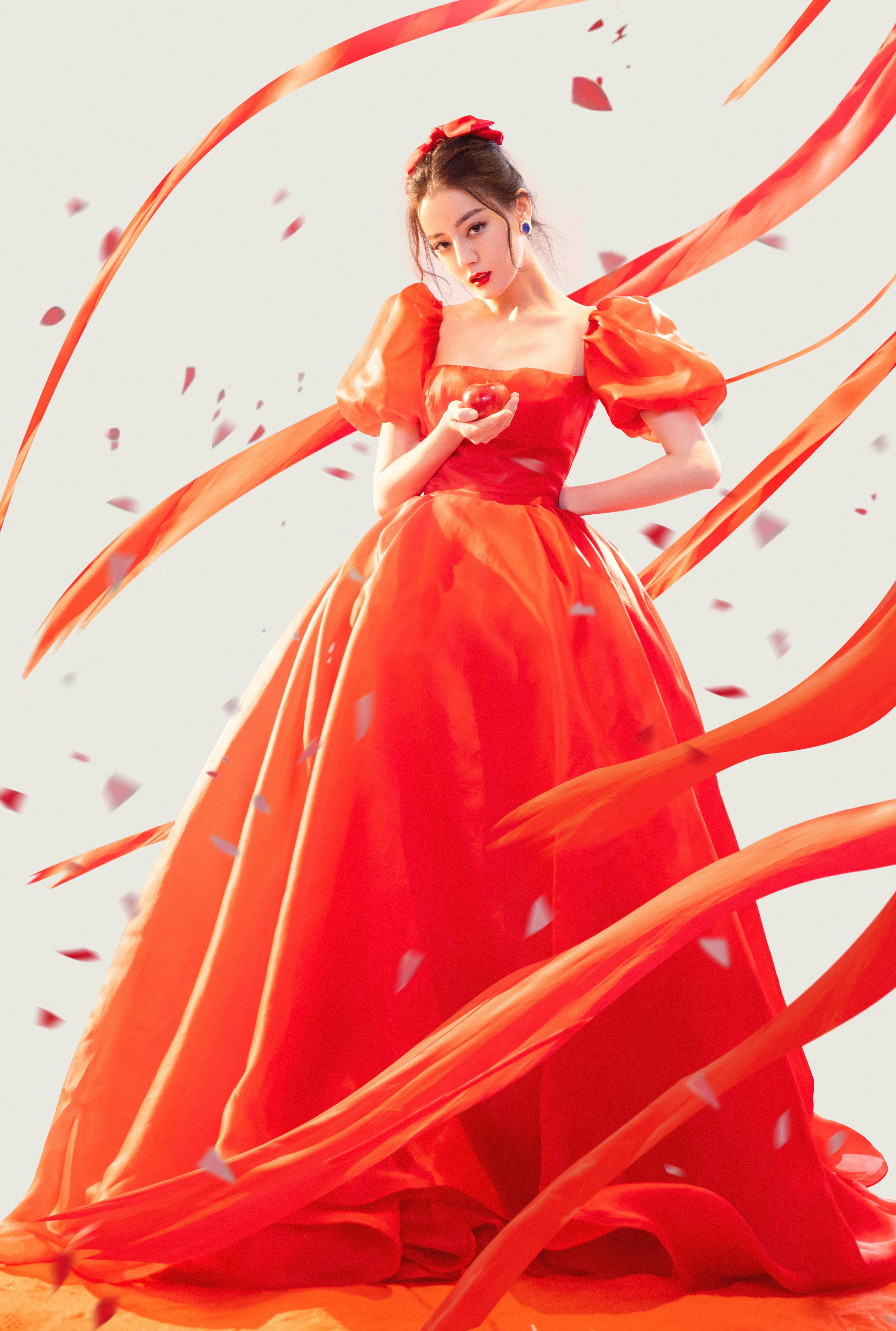 迪丽热巴穿红色长裙勾勒完美身材 泡泡袖配蝴蝶结美艳动人,