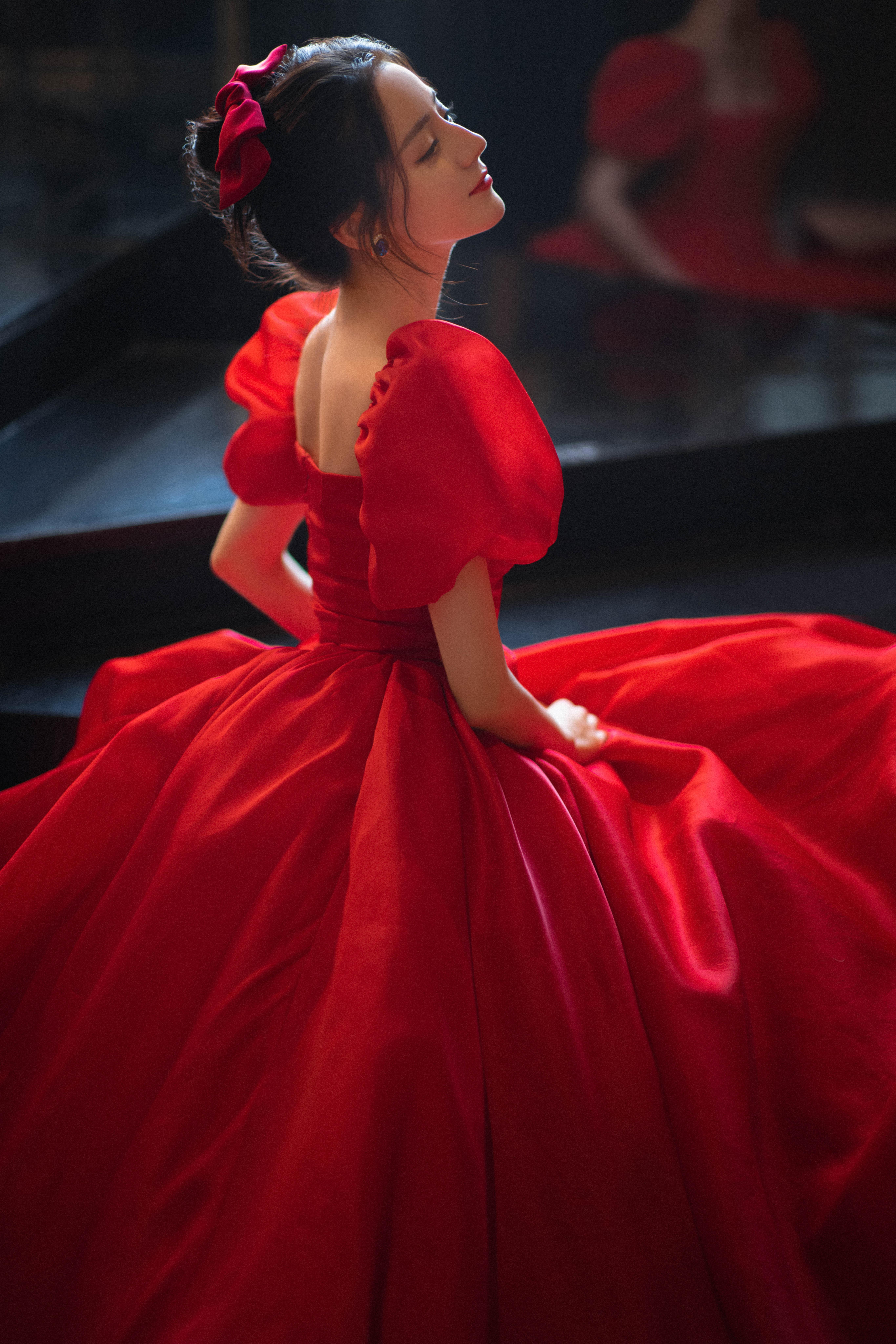 迪丽热巴穿红色长裙勾勒完美身材 泡泡袖配蝴蝶结美艳动人,