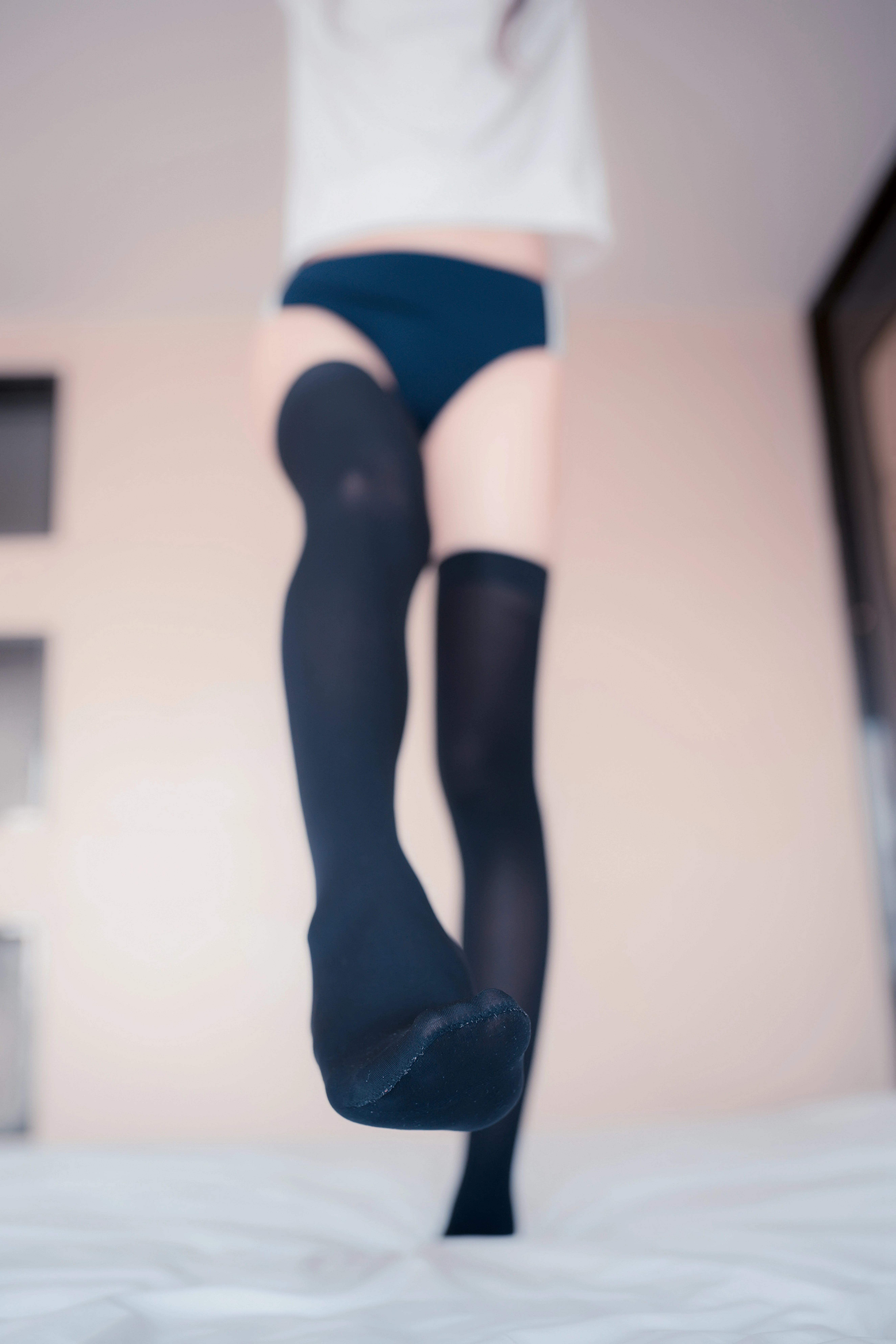 [风之领域]NO.179 清纯学妹 室内蓝白体操服加黑丝美腿性感私房写真集,