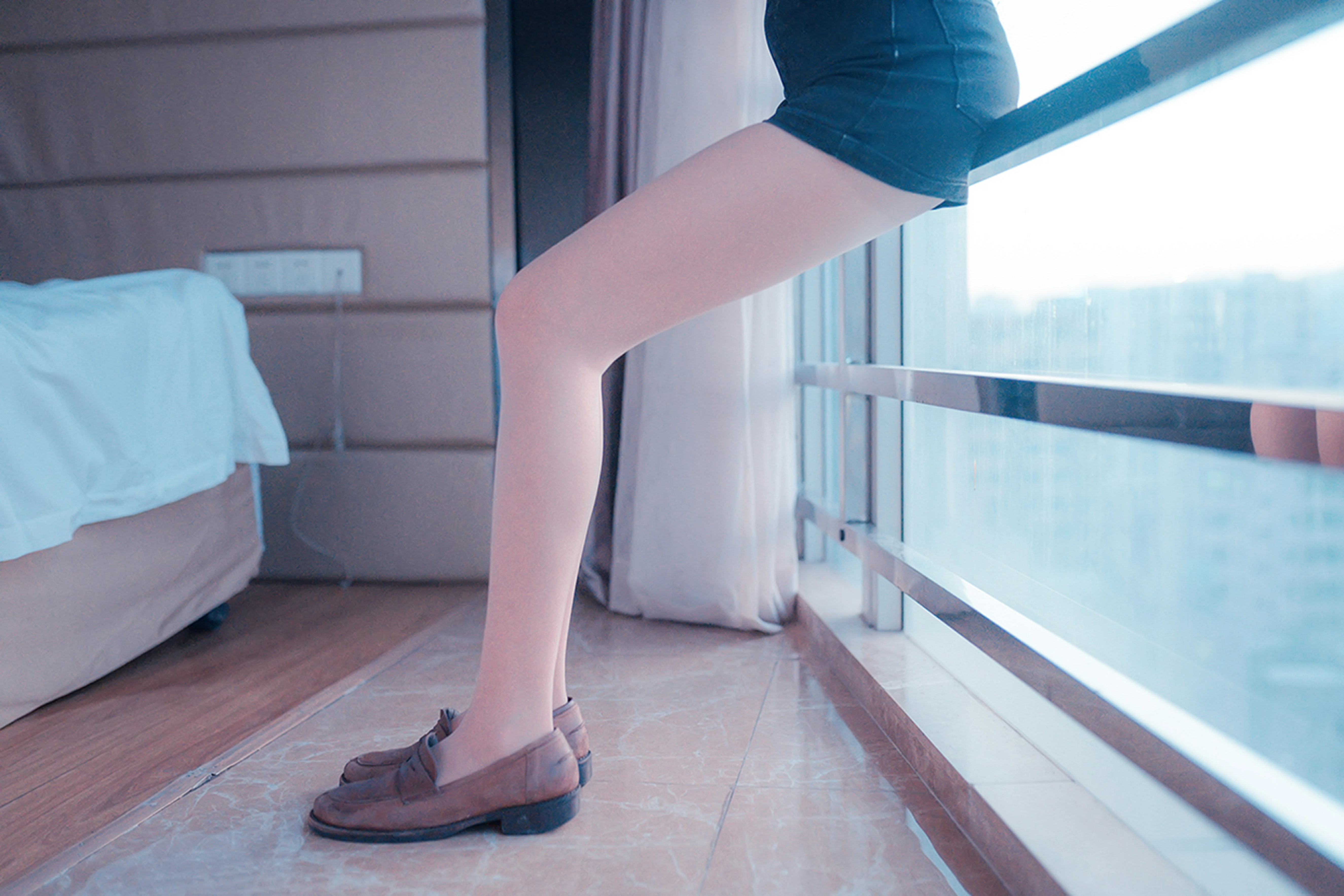 [风之领域]NO.180 我的长腿女友 黑色短裤加肉丝美腿性感私房写真集,