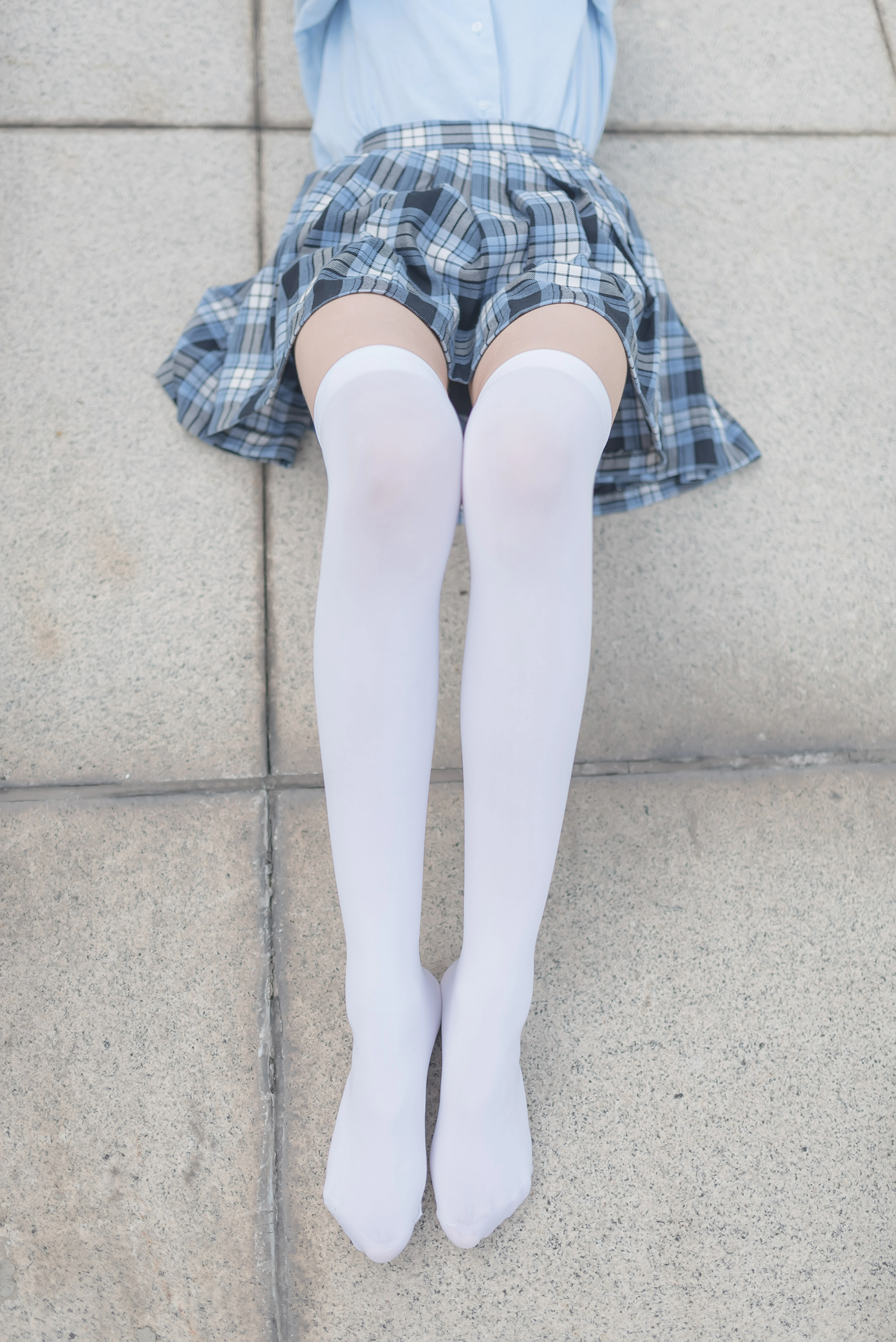 [风之领域]NO.189 萝莉少女 格子短裙加白色丝袜美腿性感私房写真集,