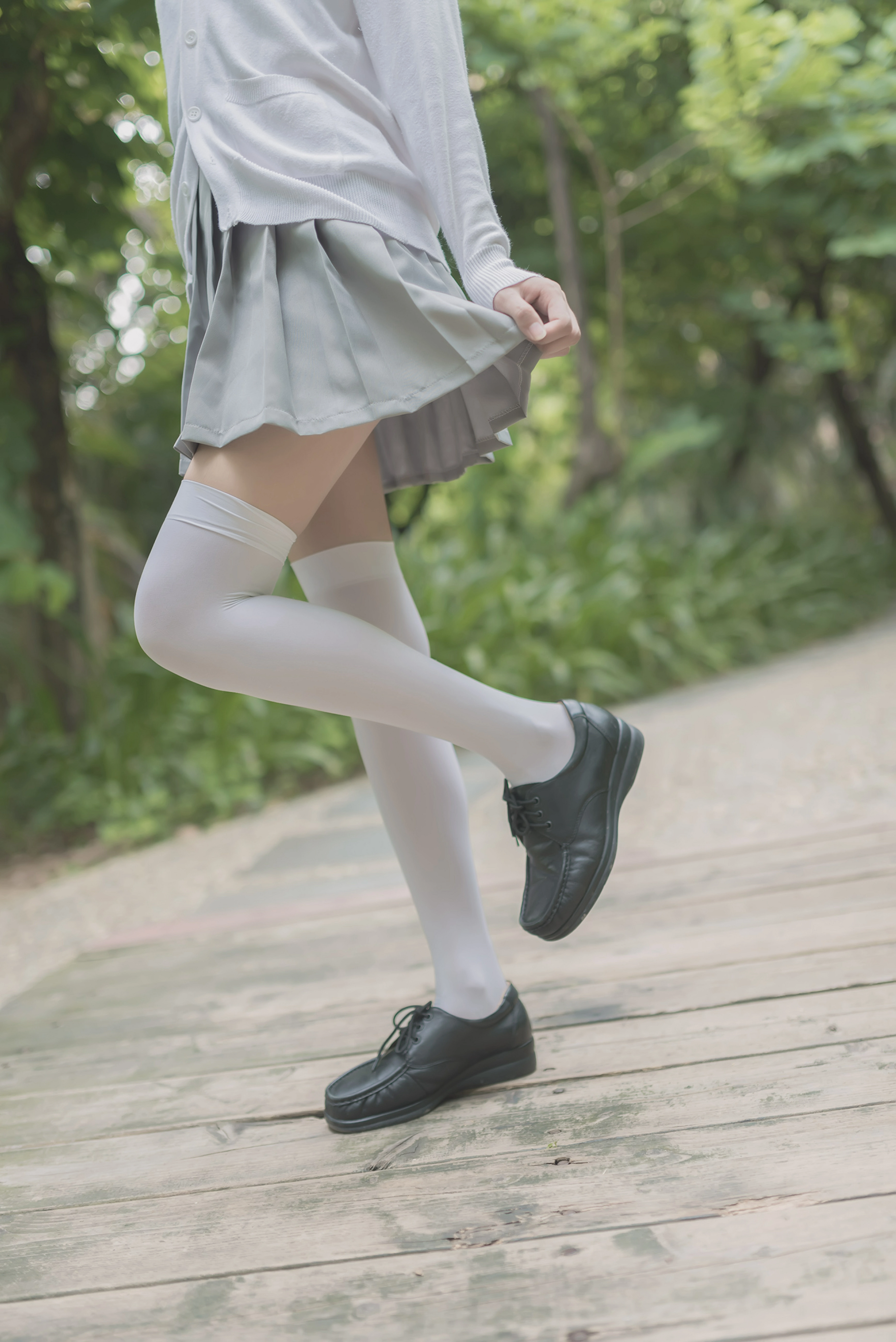 [风之领域]NO.190 萝莉小学妹 灰色格子短裙加白色丝袜美腿性感私房写真集,