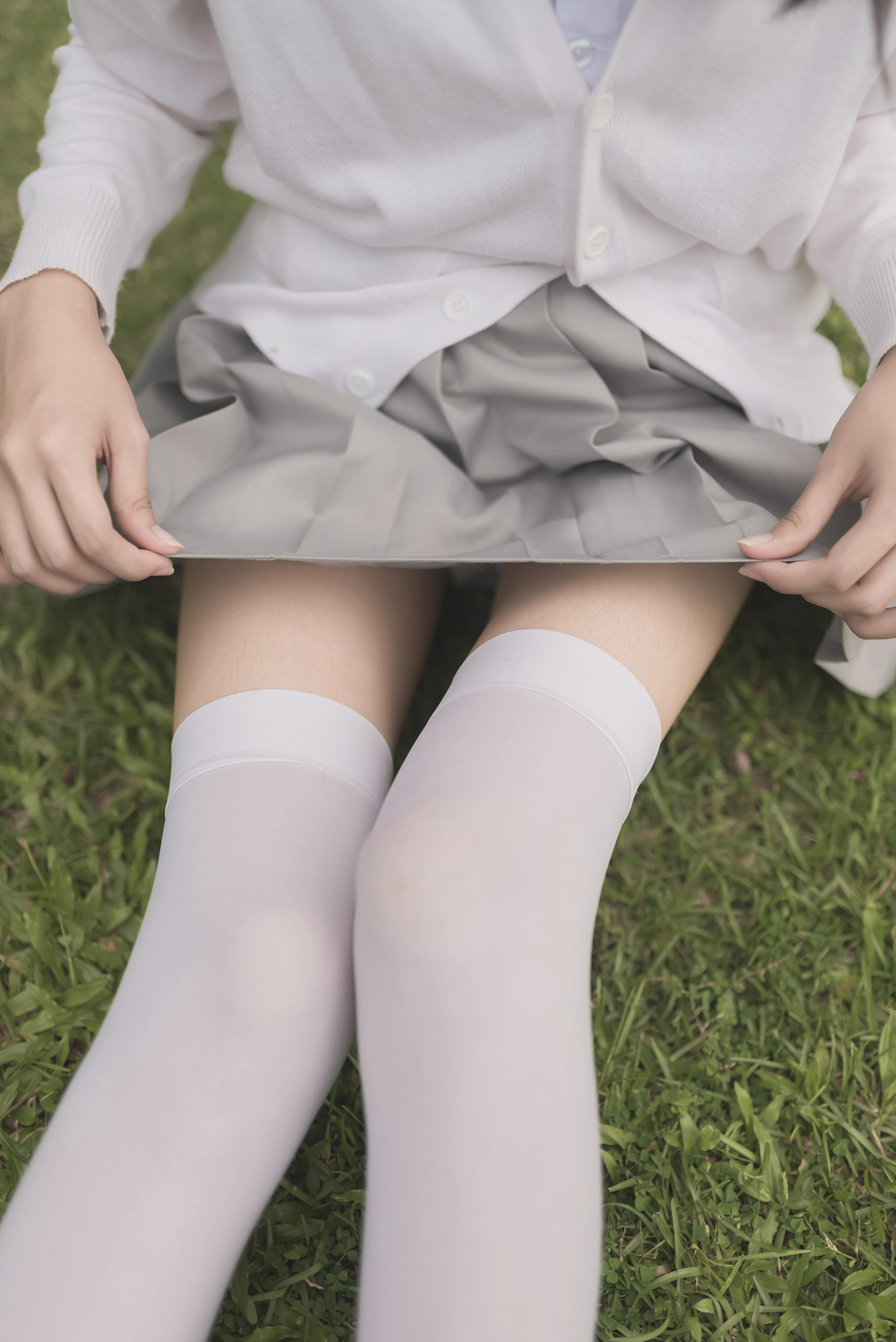 [风之领域]NO.190 萝莉小学妹 灰色格子短裙加白色丝袜美腿性感私房写真集,