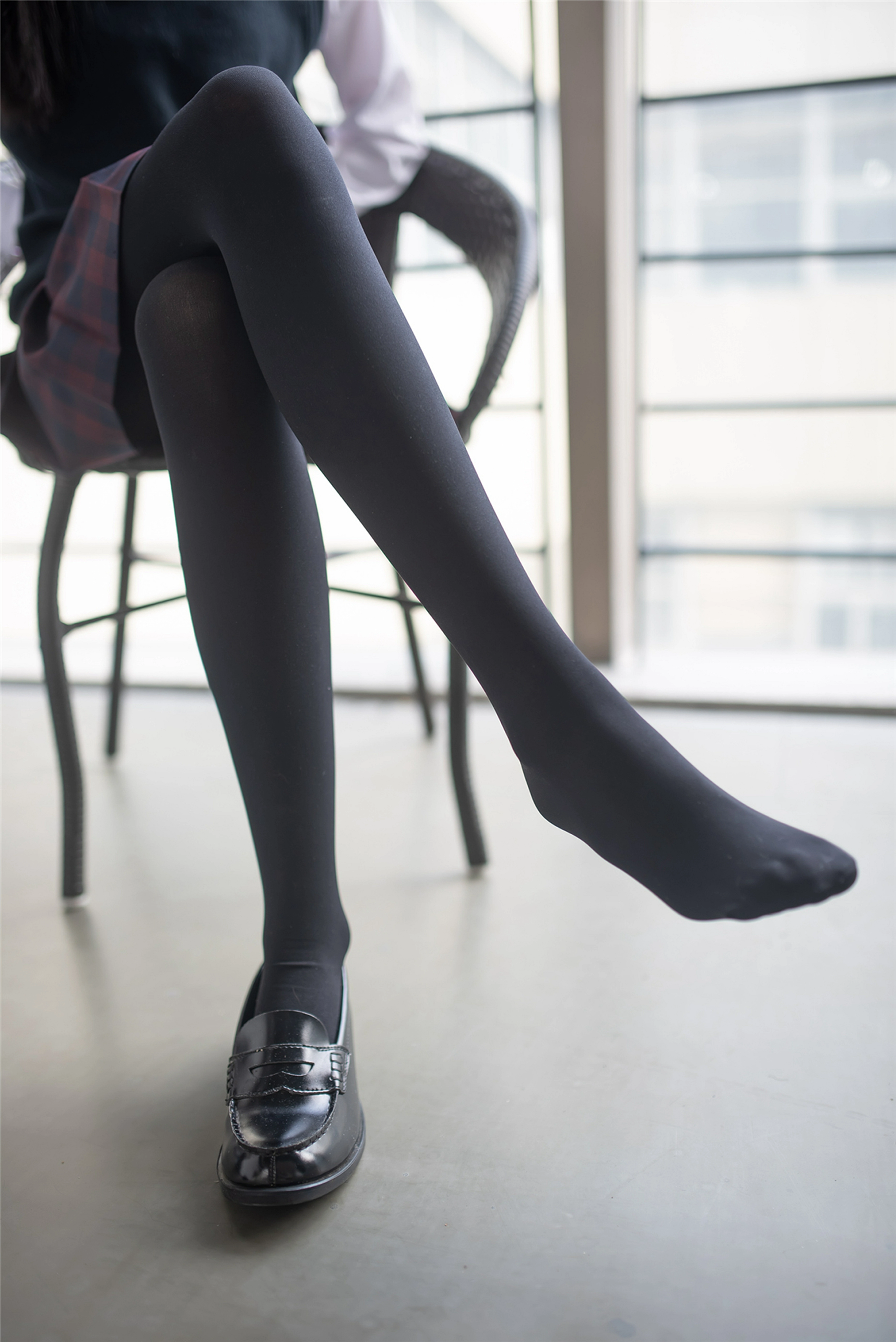 [风之领域]NO.192 学校走廊上的性感学妹格子短裙加黑丝美腿私房写真集,