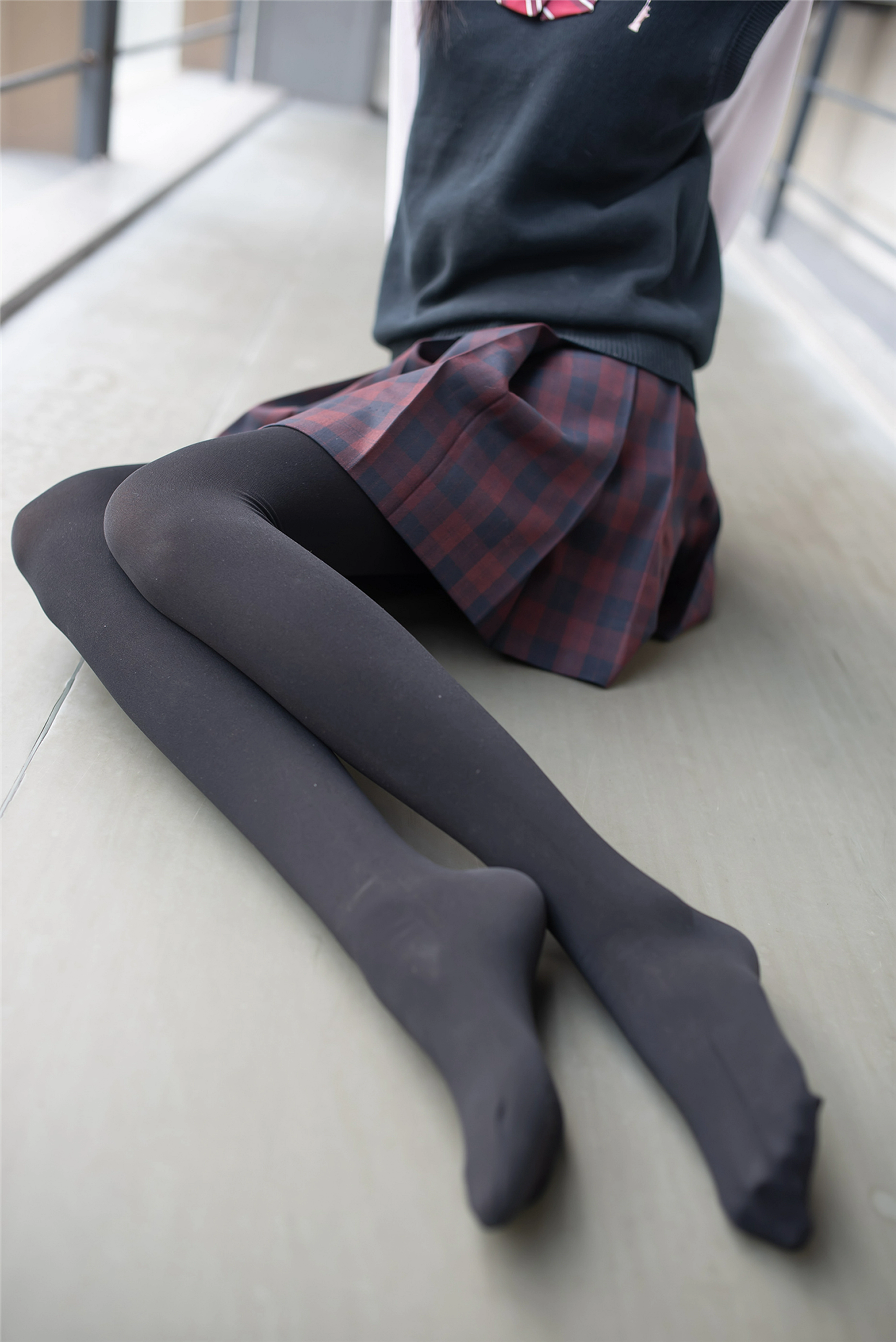 [风之领域]NO.192 学校走廊上的性感学妹格子短裙加黑丝美腿私房写真集,