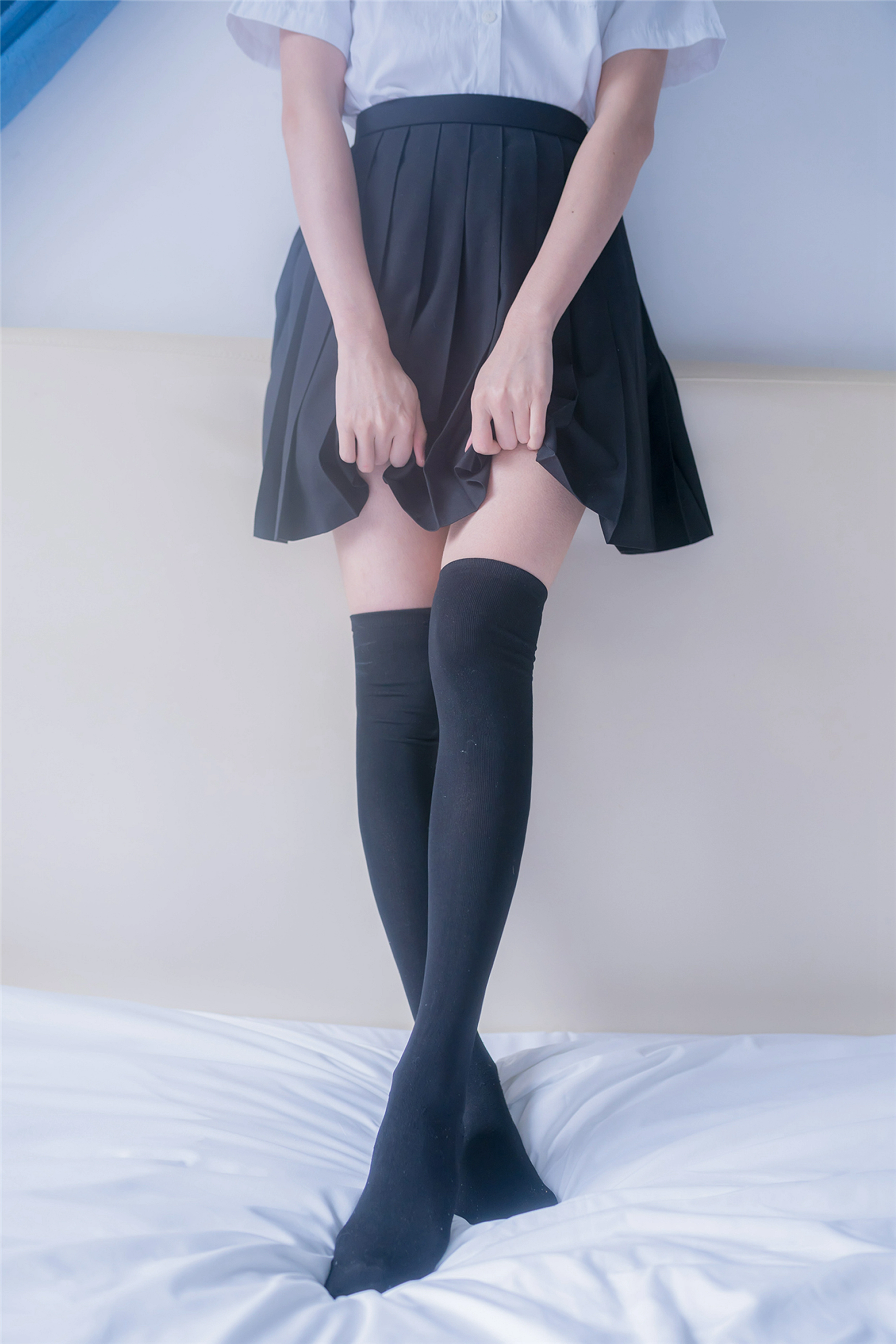 [风之领域]NO.193 高中学妹小萝莉 黑色短裙加黑丝美腿性感私房写真集,