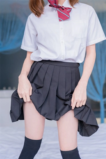 [风之领域]NO.193 高中学妹小萝莉 黑色短裙加黑丝美腿性感私房写真集