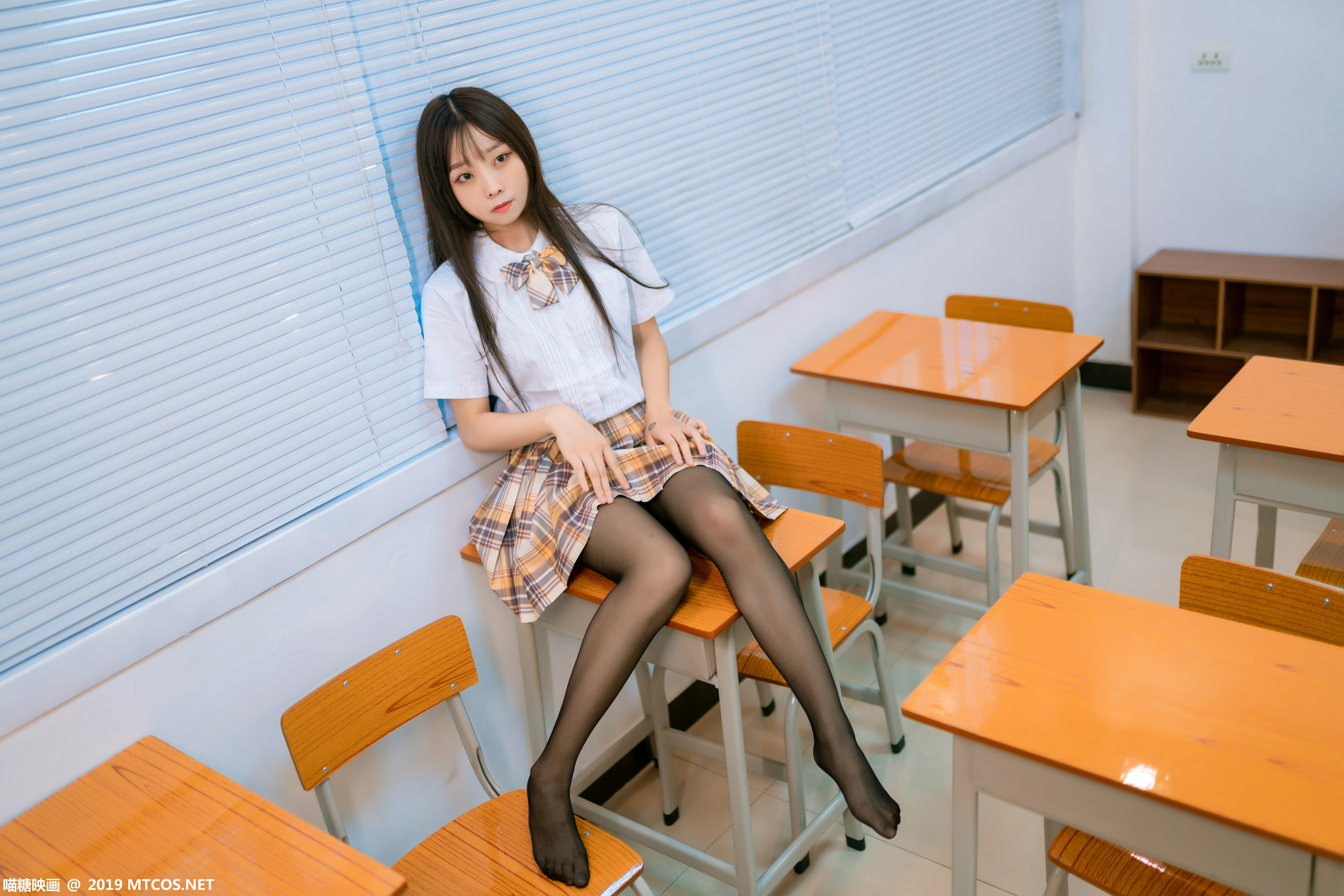 [喵糖映画]SPL.012 教室JK萝莉 日本高中女生制服与短裙加黑丝美腿性感私房写真集,