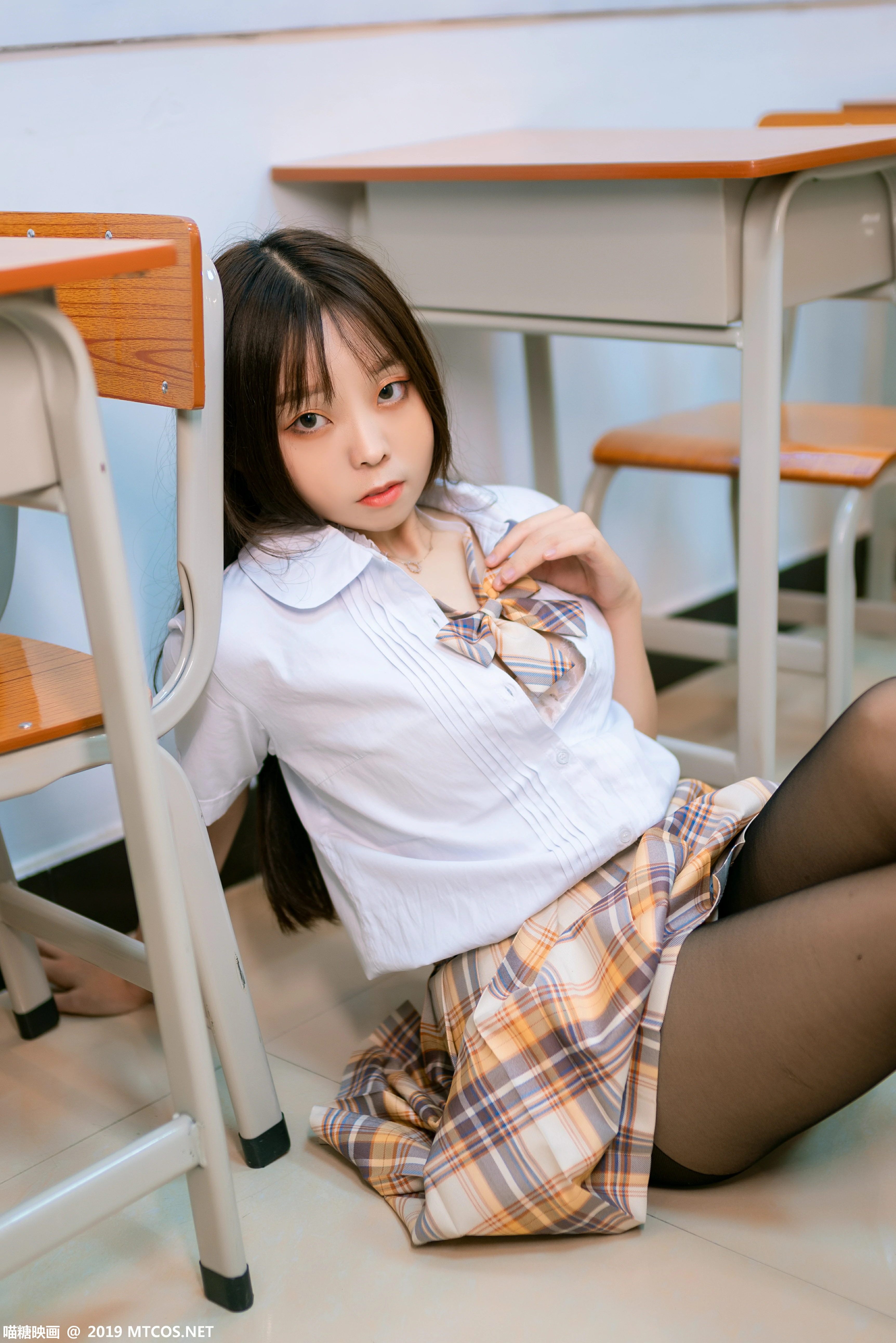 [喵糖映画]SPL.012 教室JK萝莉 日本高中女生制服与短裙加黑丝美腿性感私房写真集,