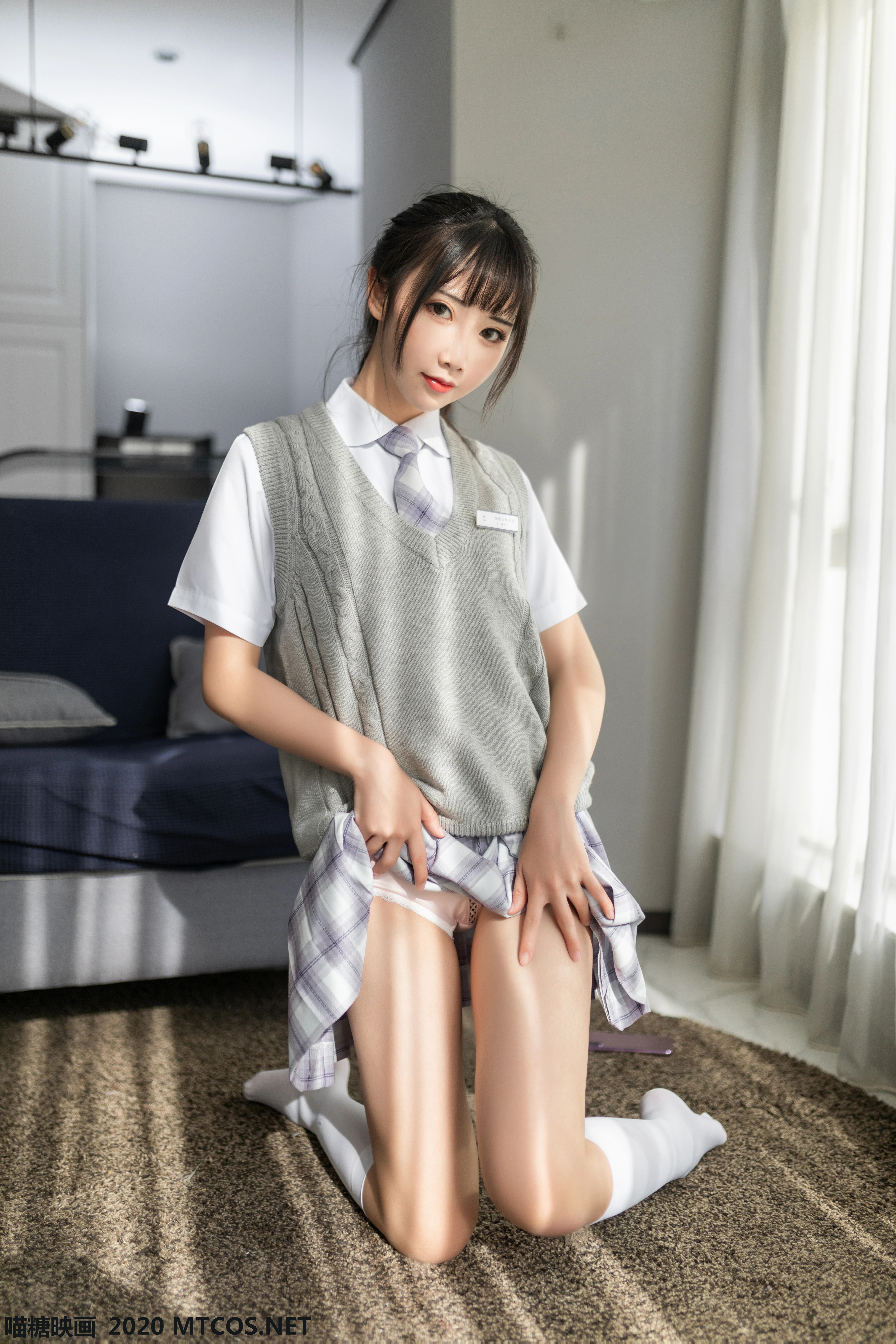 [喵糖映画]JKL.001 大眼萝莉 日本高中女生制服与短裙加白色丝袜美腿性感私房写真集,