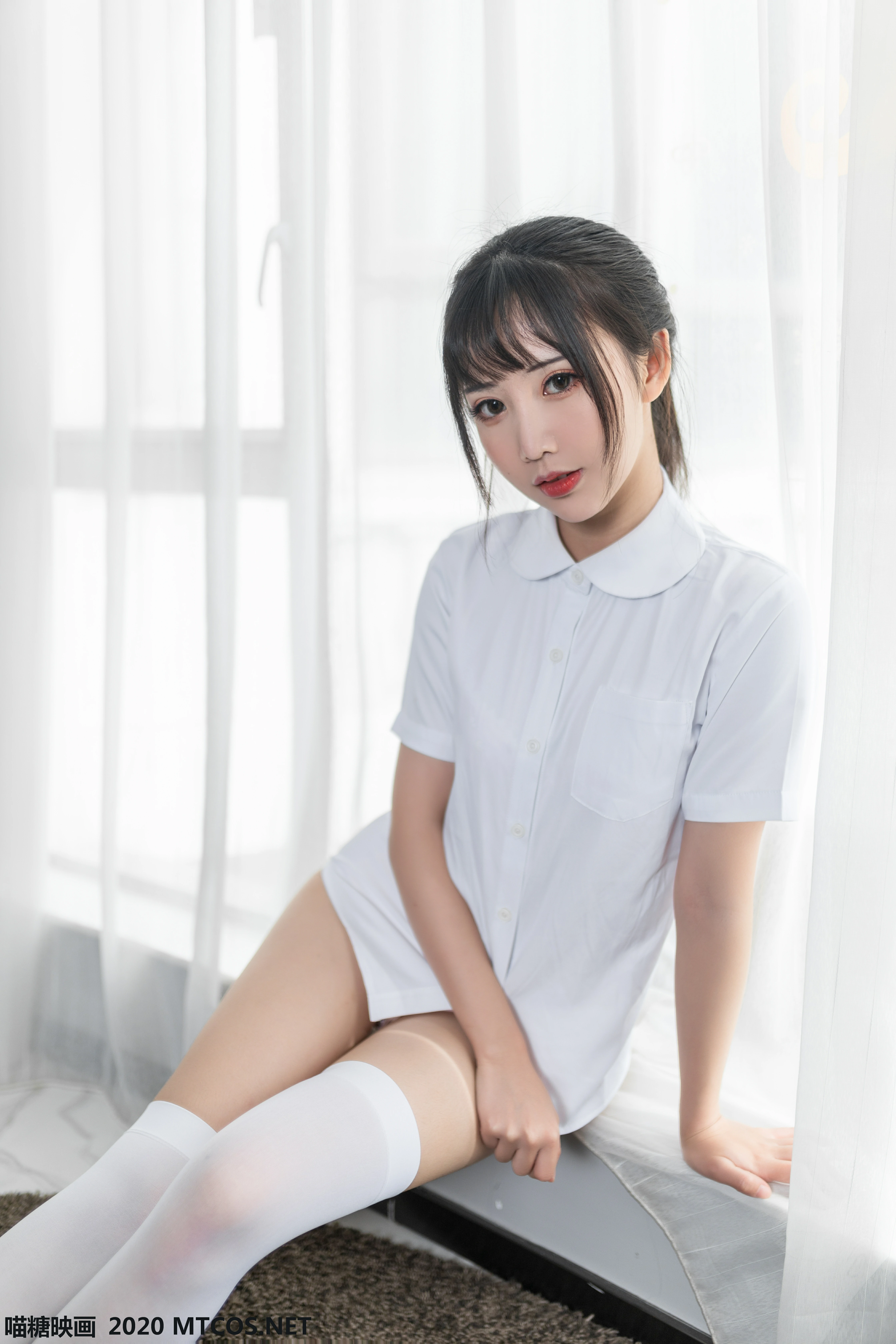 [喵糖映画]JKL.001 大眼萝莉 日本高中女生制服与短裙加白色丝袜美腿性感私房写真集,