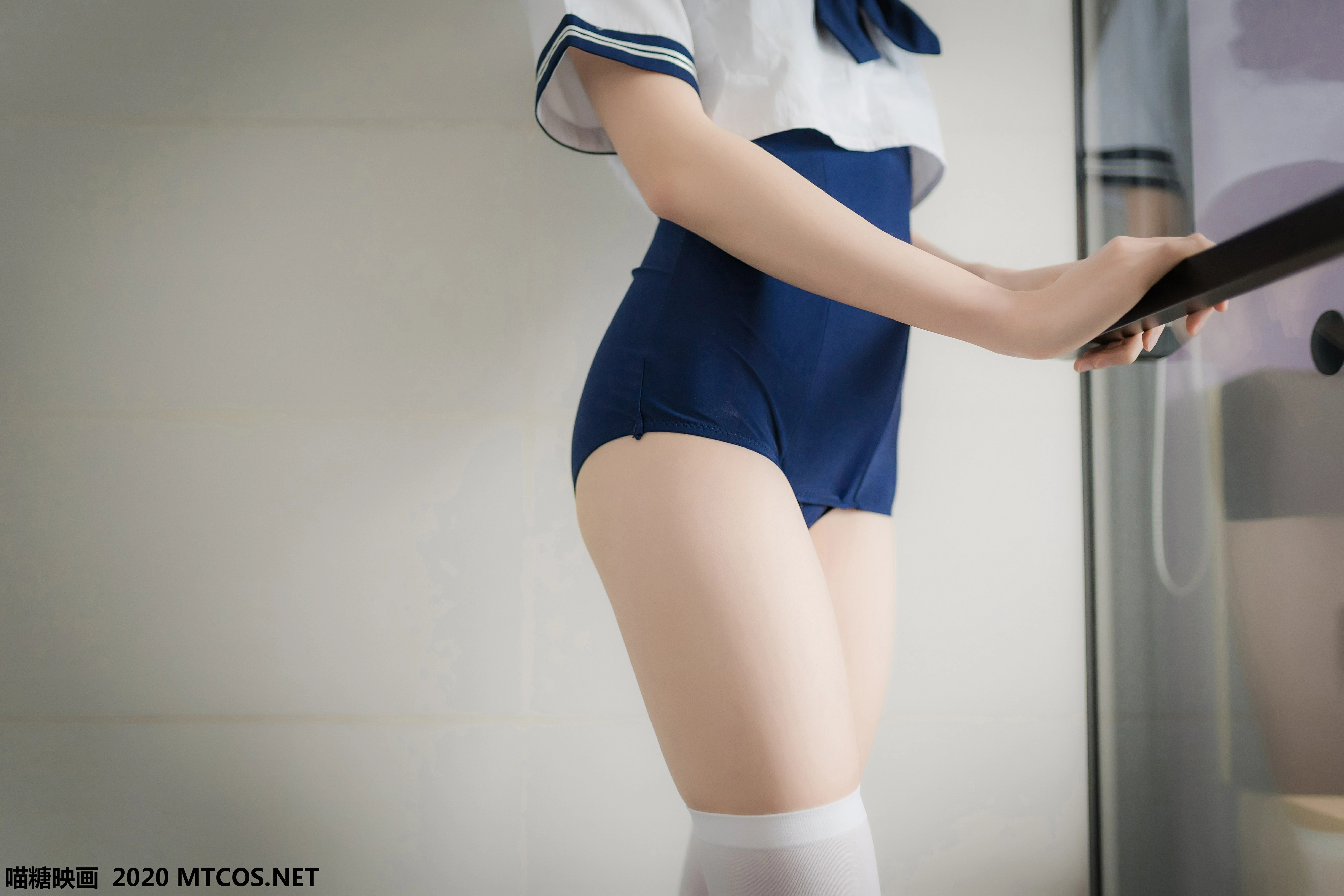 [喵糖映画]JKL.006 清纯萝莉 蓝色泳装JK制服加白色丝袜美腿性感私房写真集,