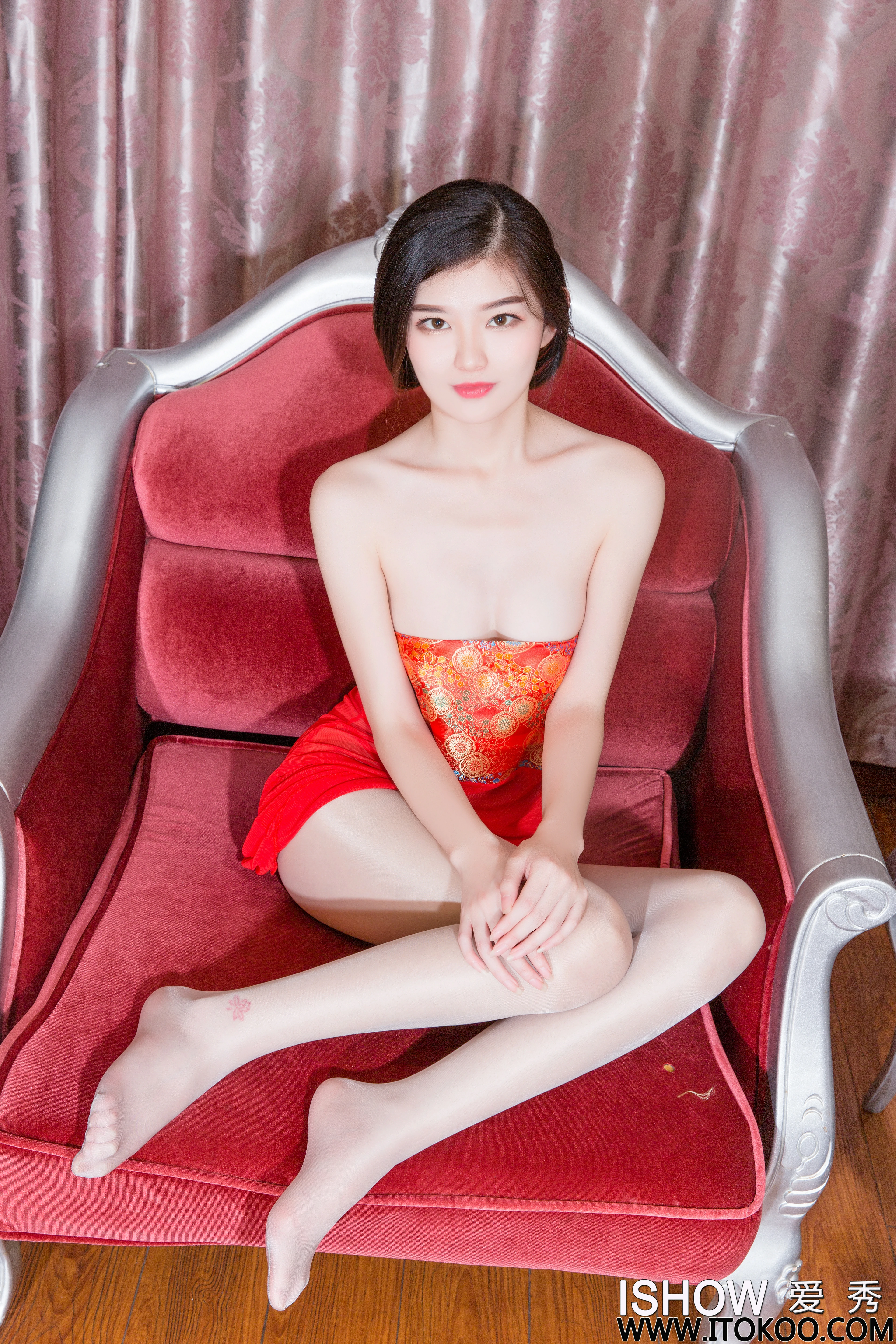 [ISHOW爱秀]NO.254 林沐沐Liny 红色抹胸裙与情趣内衣加灰丝美腿性感私房写真集,