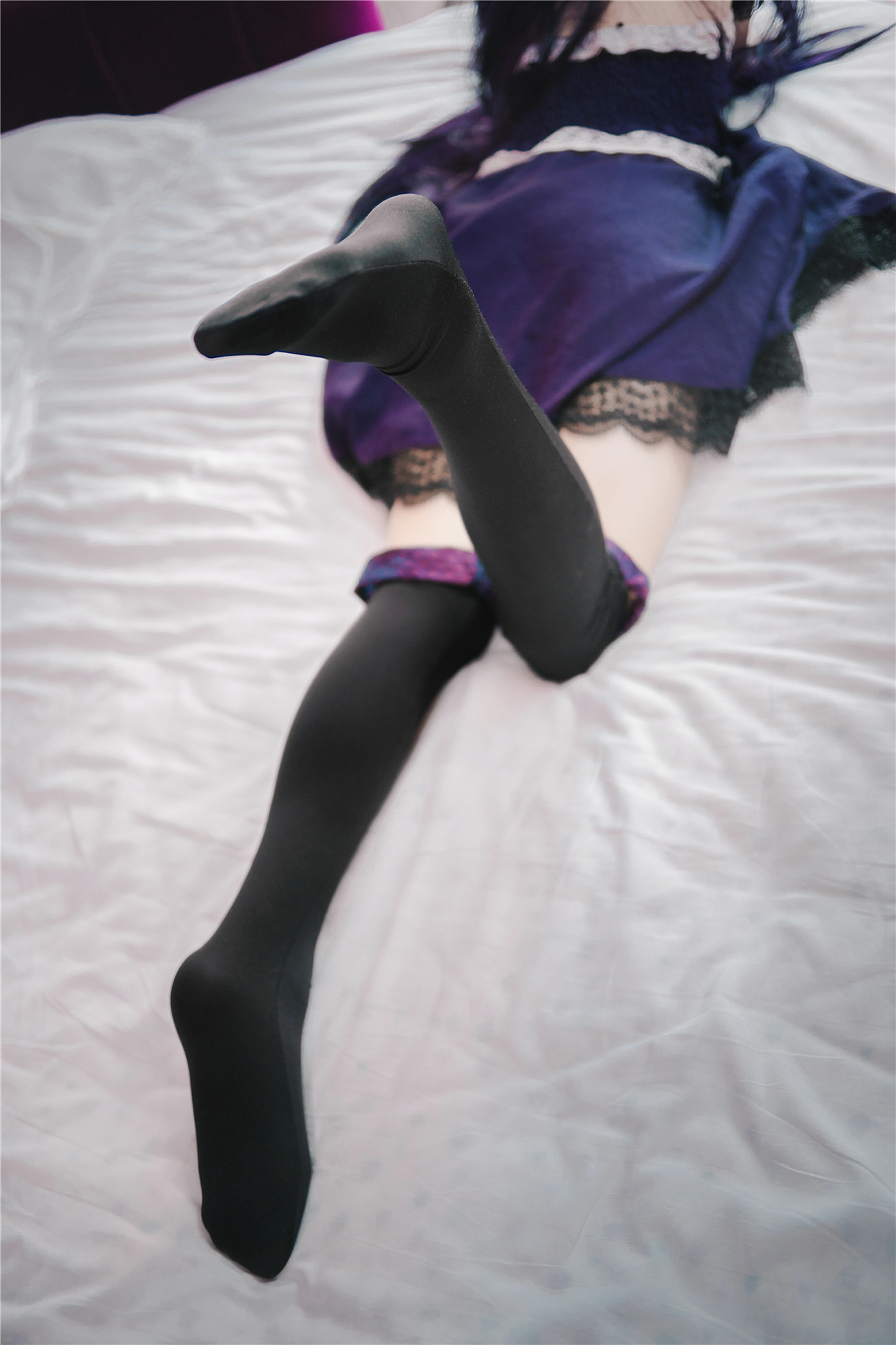 [风之领域]NO.203 清纯小萝莉 紫色抹胸蕾丝连衣裙加黑丝美腿性感私房写真集,