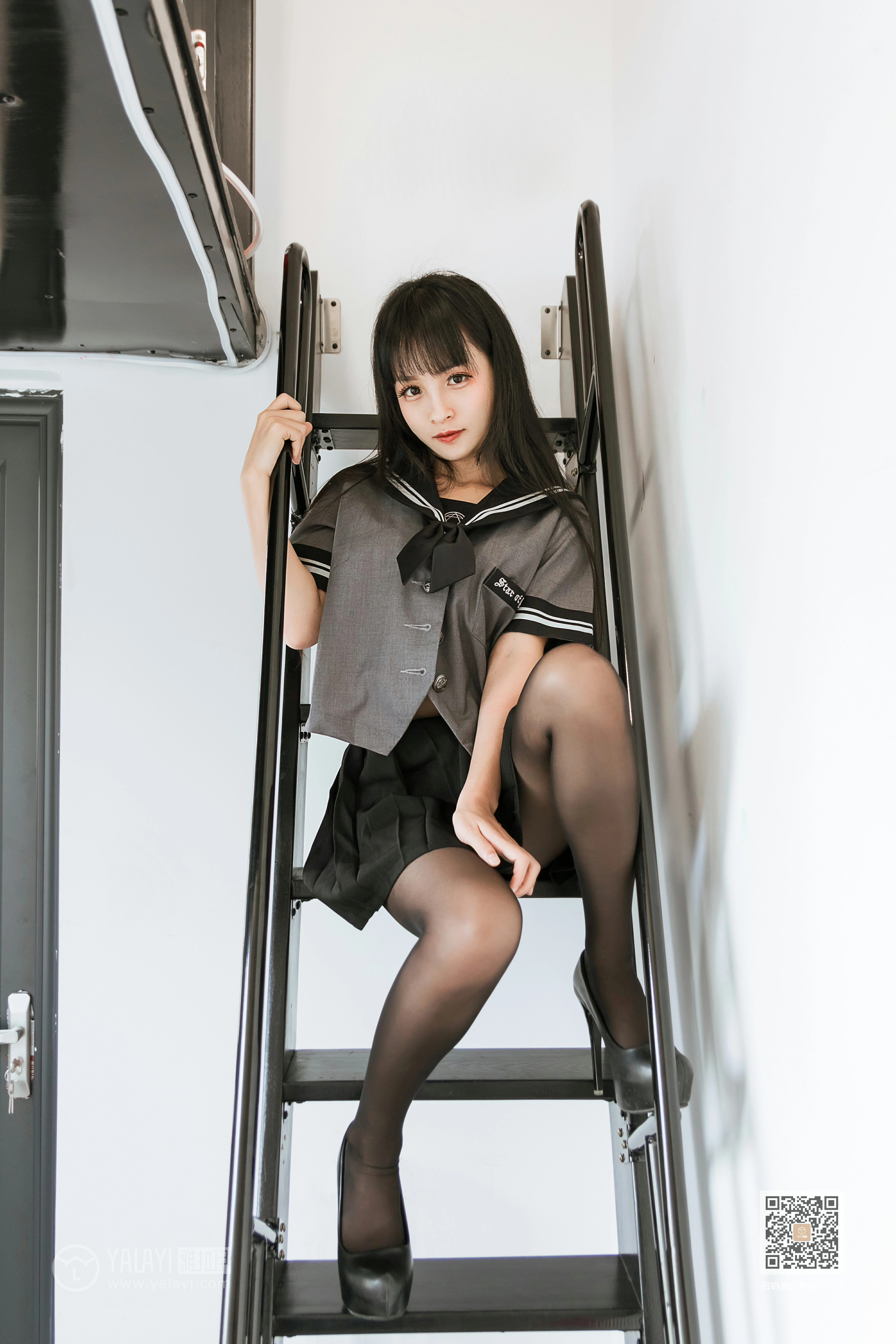 [YALAYI雅拉伊]Vol.600 疯狂的JK学妹 艾丽 灰色制服与黑色短裙加黑丝美腿性感私房写真集,