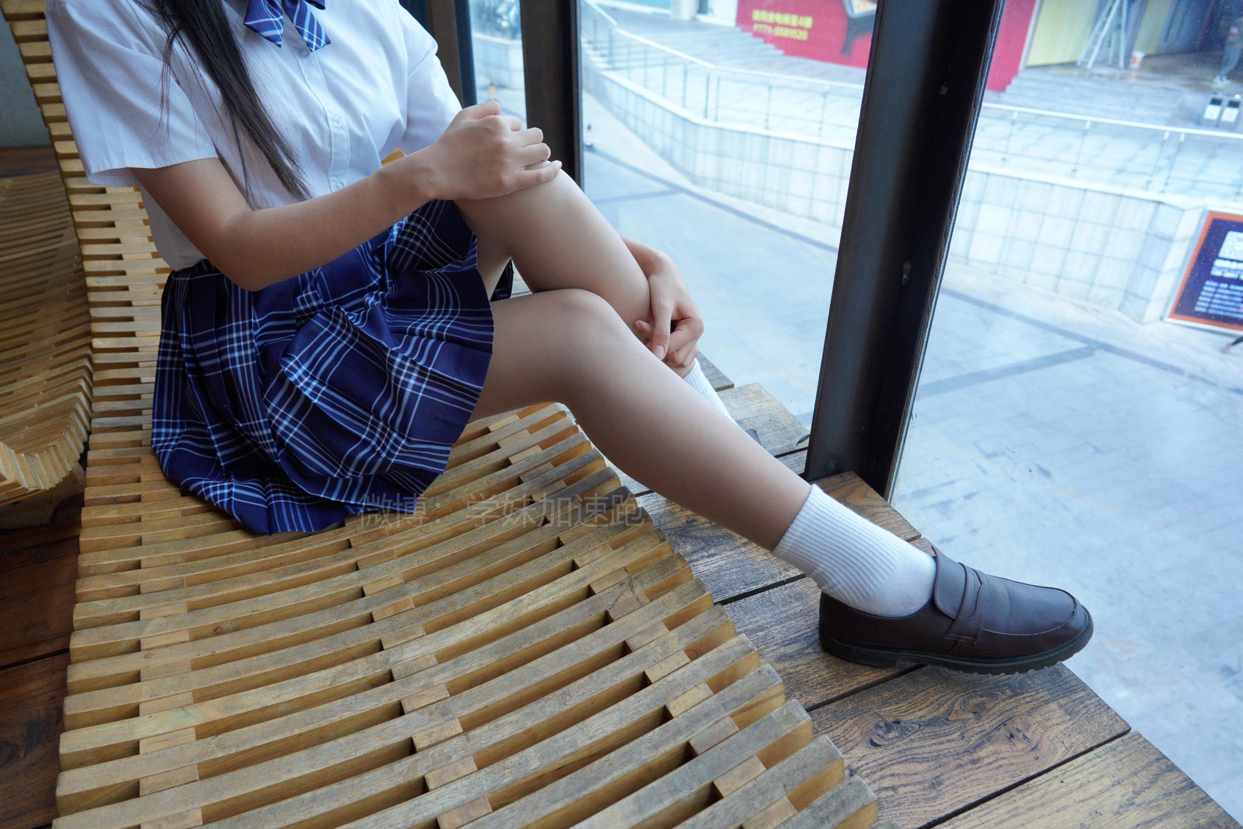 [学妹加速跑]XM001《小琪学妹1》日本高中女生制服与短裙加肉丝美腿性感私房写真集,