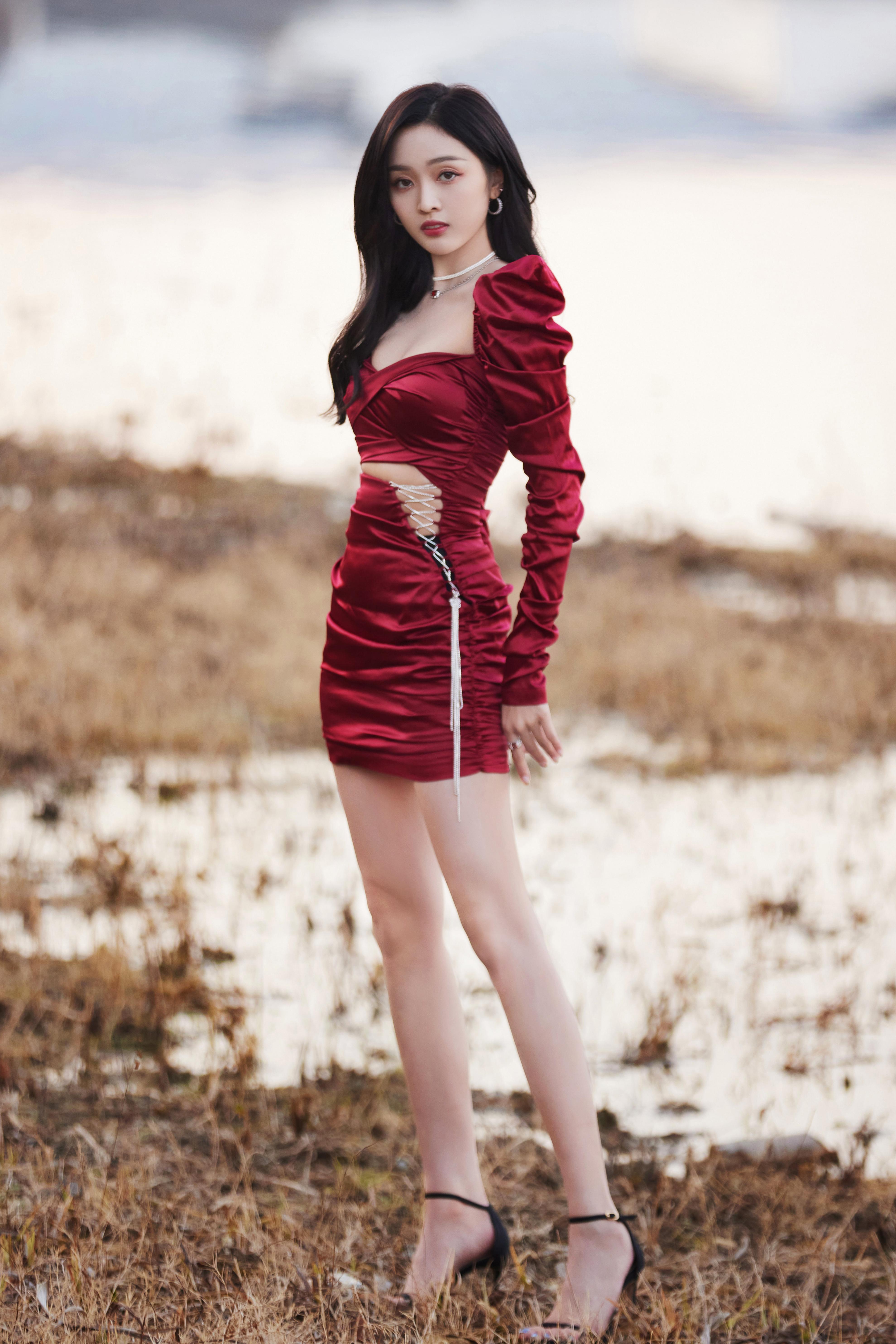 吴宣仪穿红绸缎礼裙秀身材 光影洒落纤腰长腿小露性感,