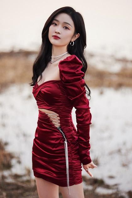吴宣仪穿红绸缎礼裙秀身材 光影洒落纤腰长腿小露性感