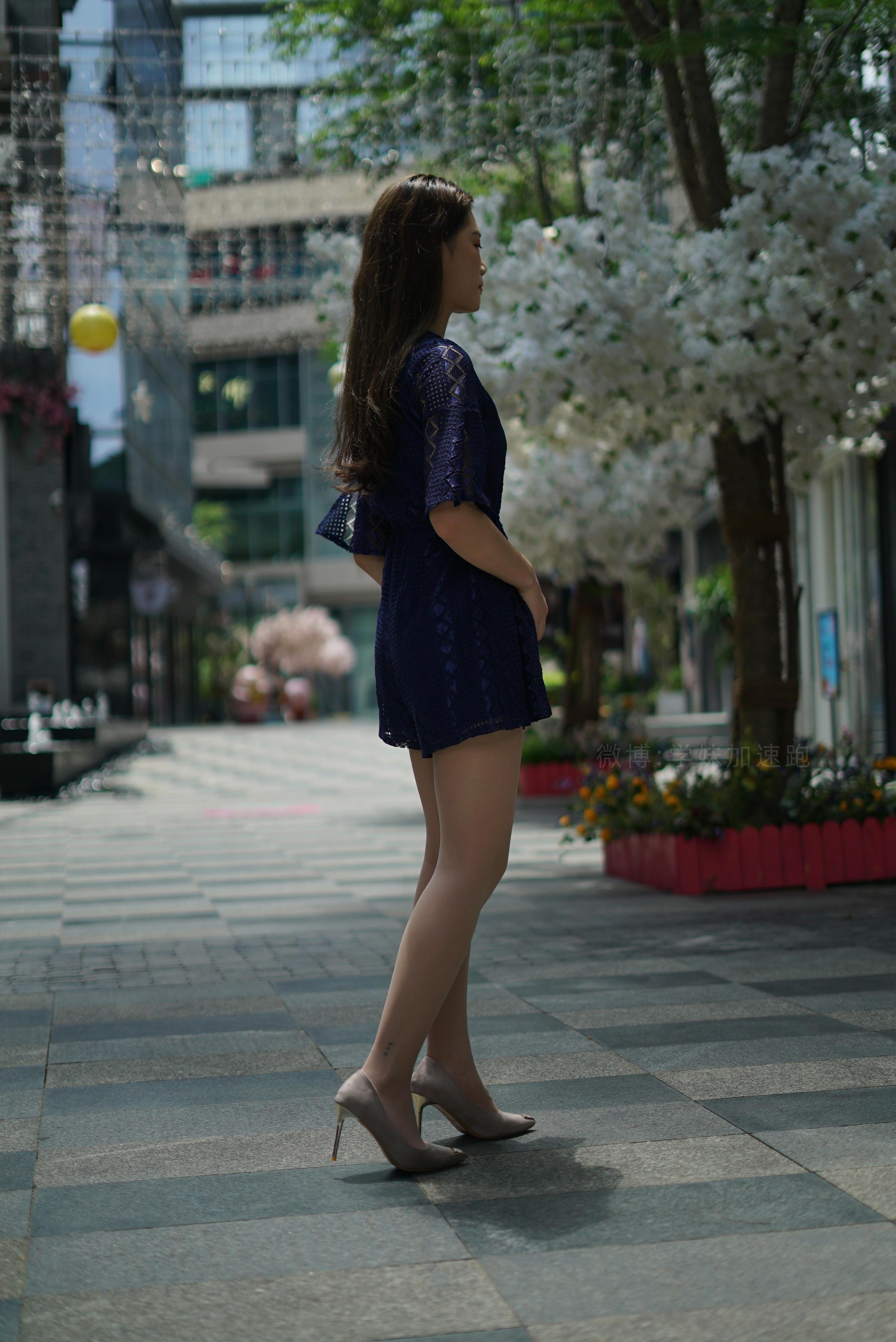 [学妹加速跑]XM050《艳阳下的美-敏儿》蓝色镂空连衣裙加肉丝美腿街拍写真集,